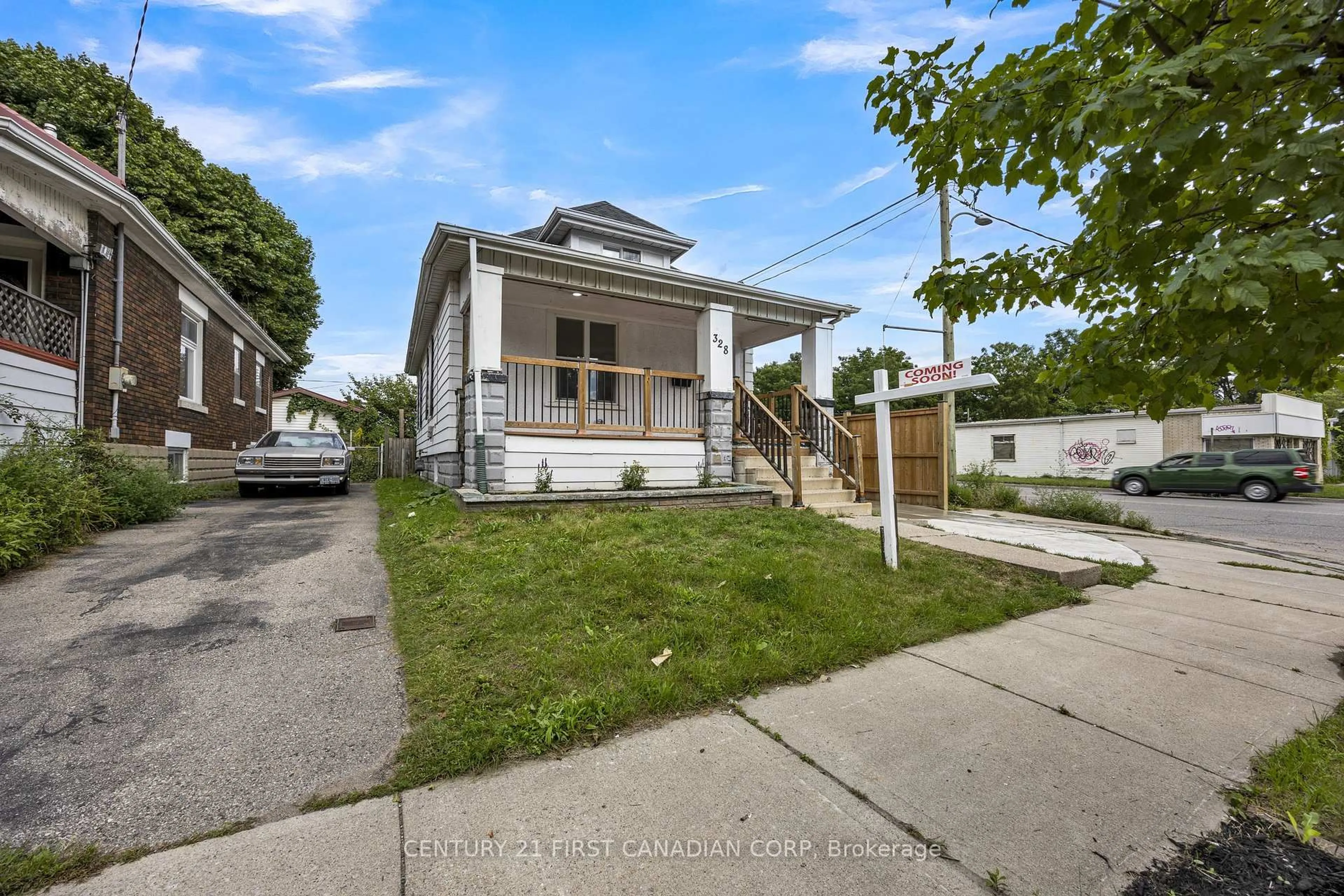 A pic from outside/outdoor area/front of a property/back of a property/a pic from drone, street for 328 Oakland Ave, London East Ontario N5W 4J6