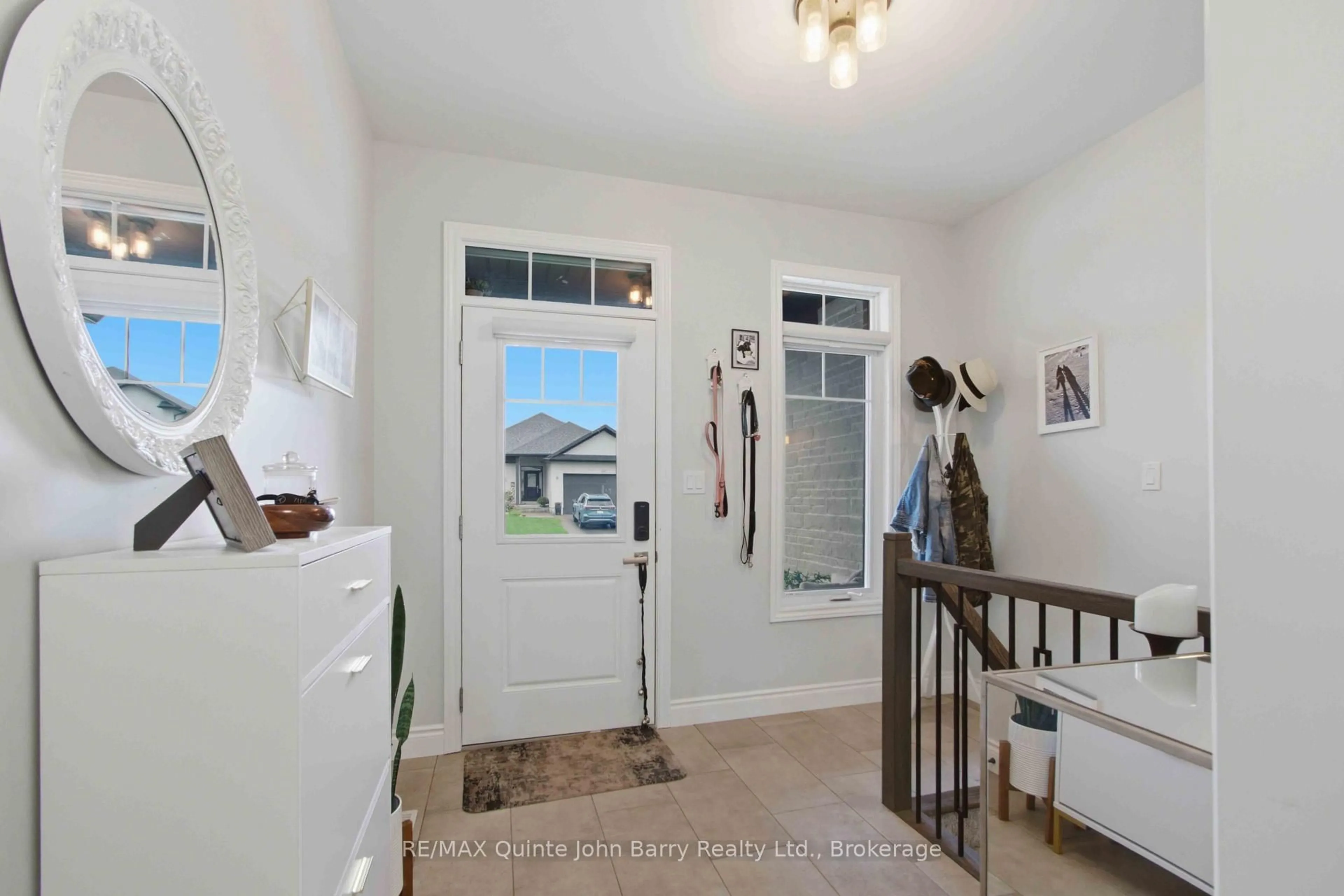 Indoor entryway for 28 Raycroft Dr, Belleville Ontario K8N 0R4