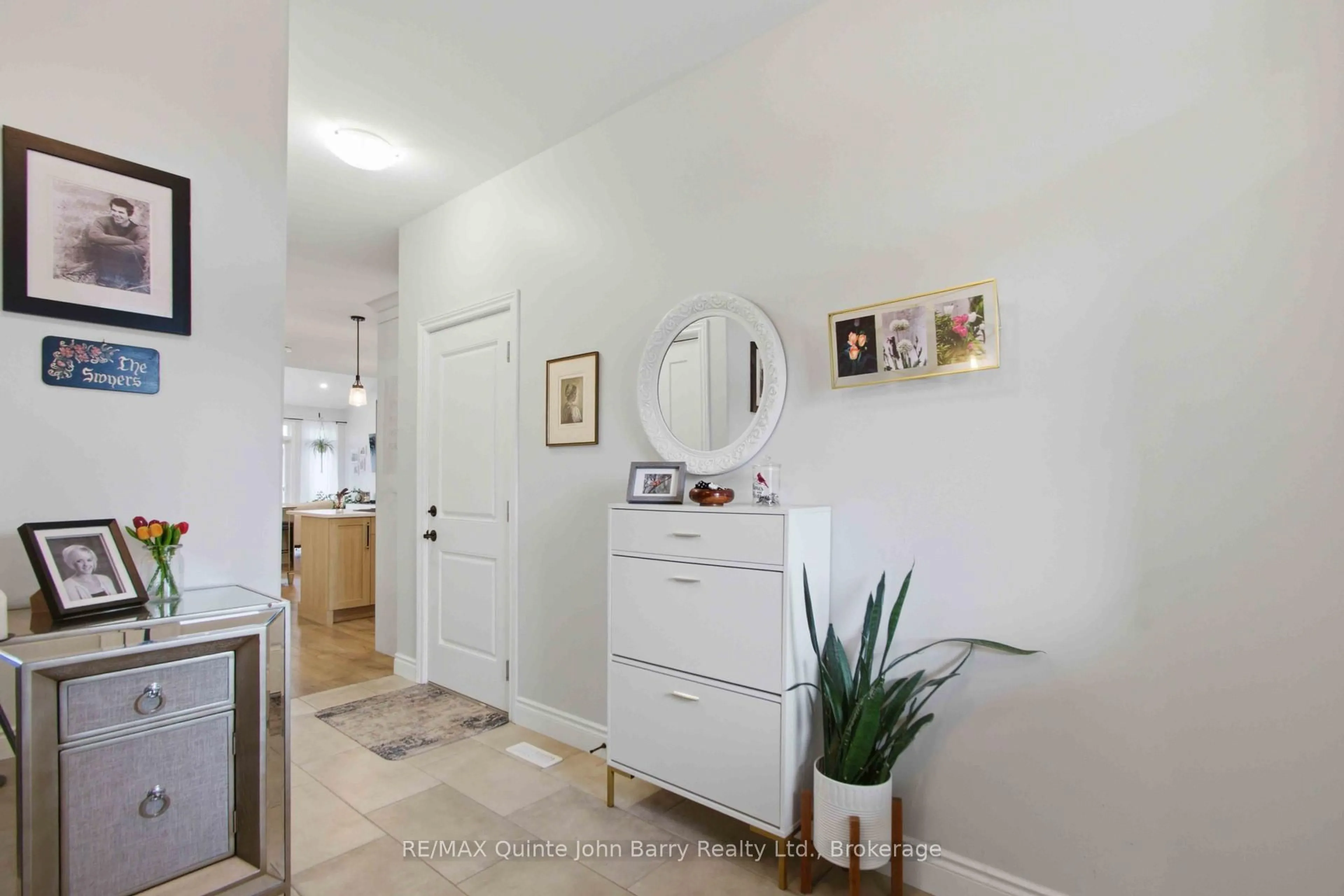 Indoor entryway for 28 Raycroft Dr, Belleville Ontario K8N 0R4