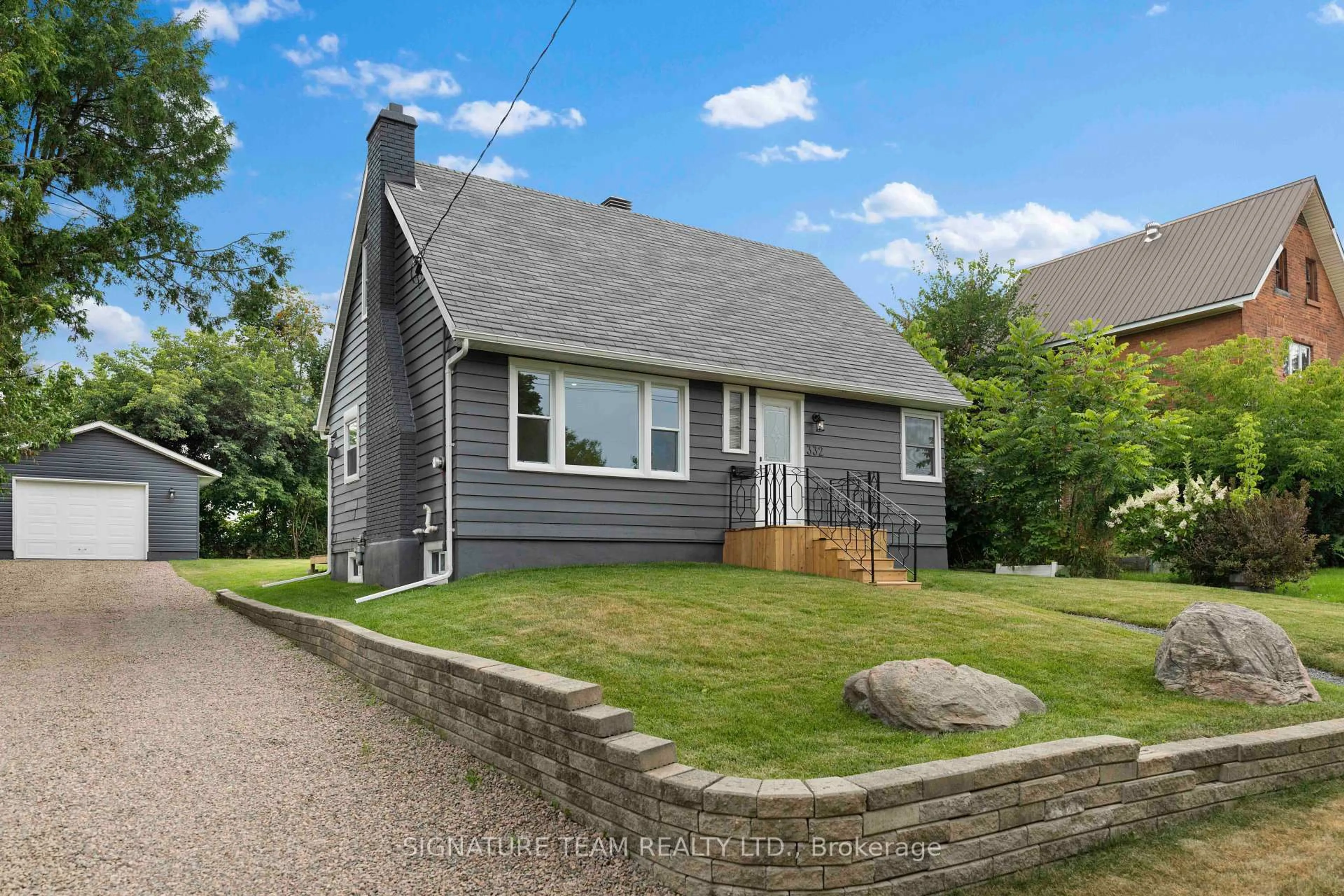 A pic from outside/outdoor area/front of a property/back of a property/a pic from drone, street for 332 Alfred St, Pembroke Ontario K8A 3A8