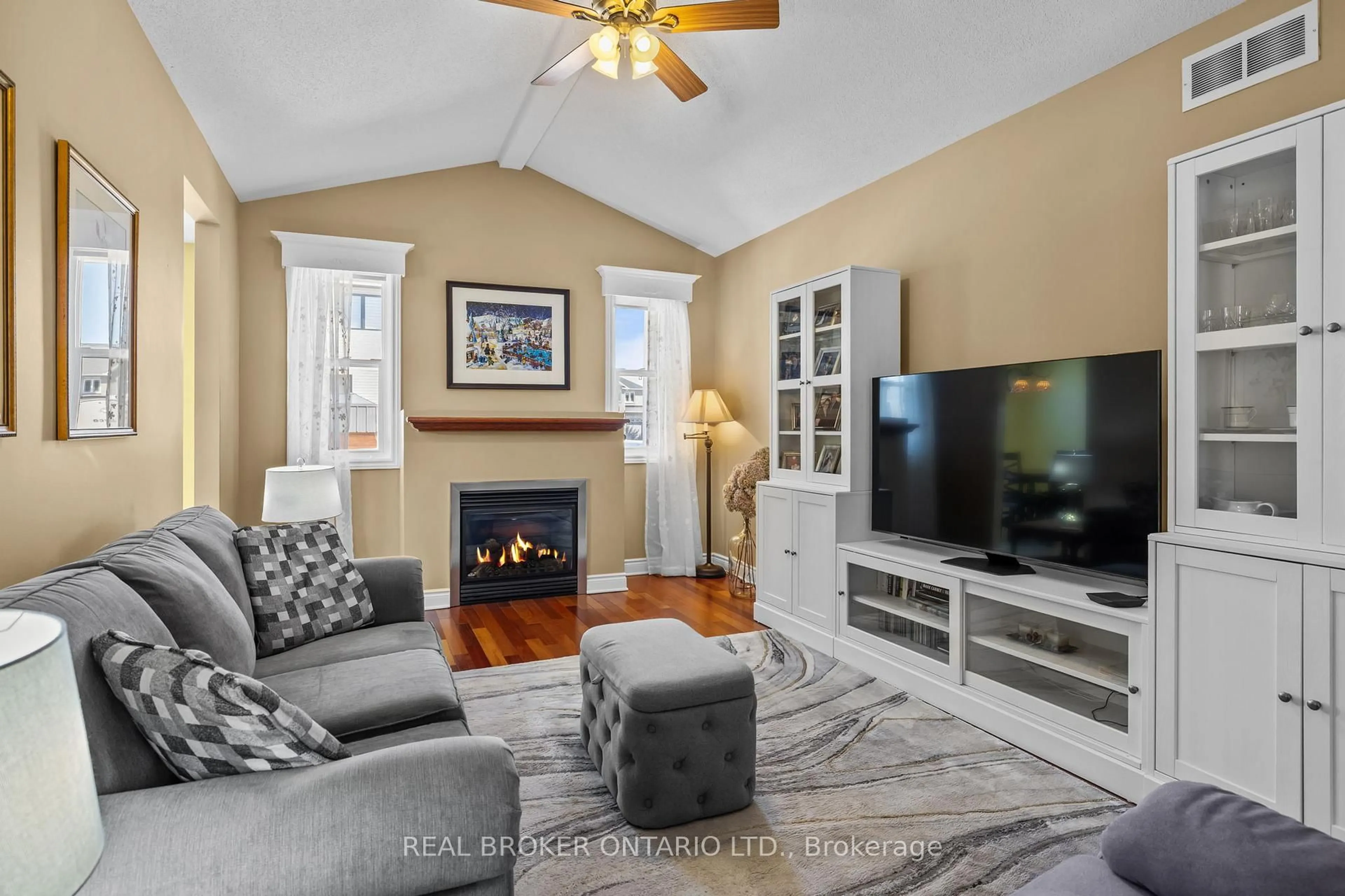 Living room with furniture, unknown for 204 Hillpark High St, Ottawa Ontario K1W 0B5