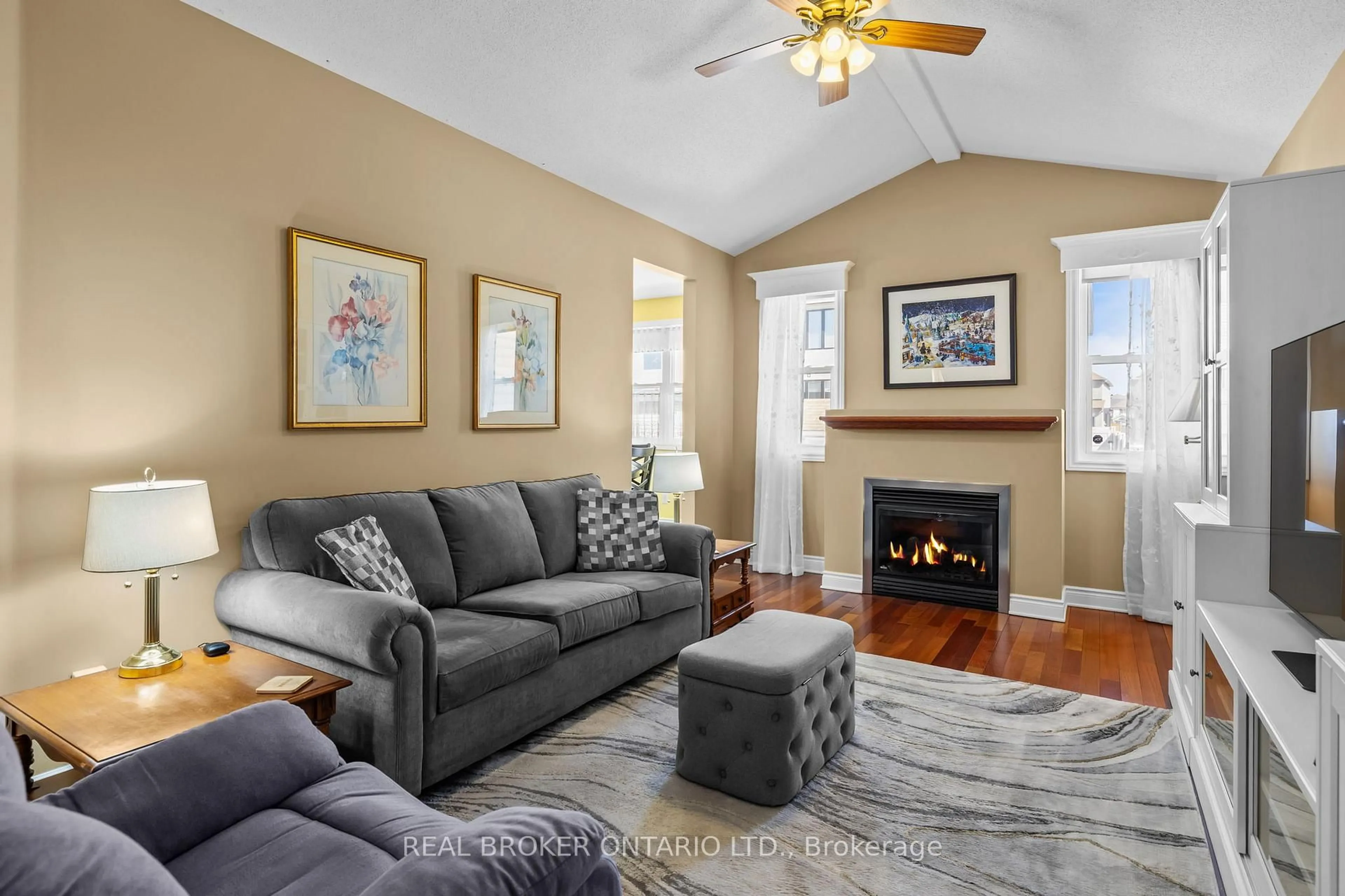 Living room with furniture, unknown for 204 Hillpark High St, Ottawa Ontario K1W 0B5