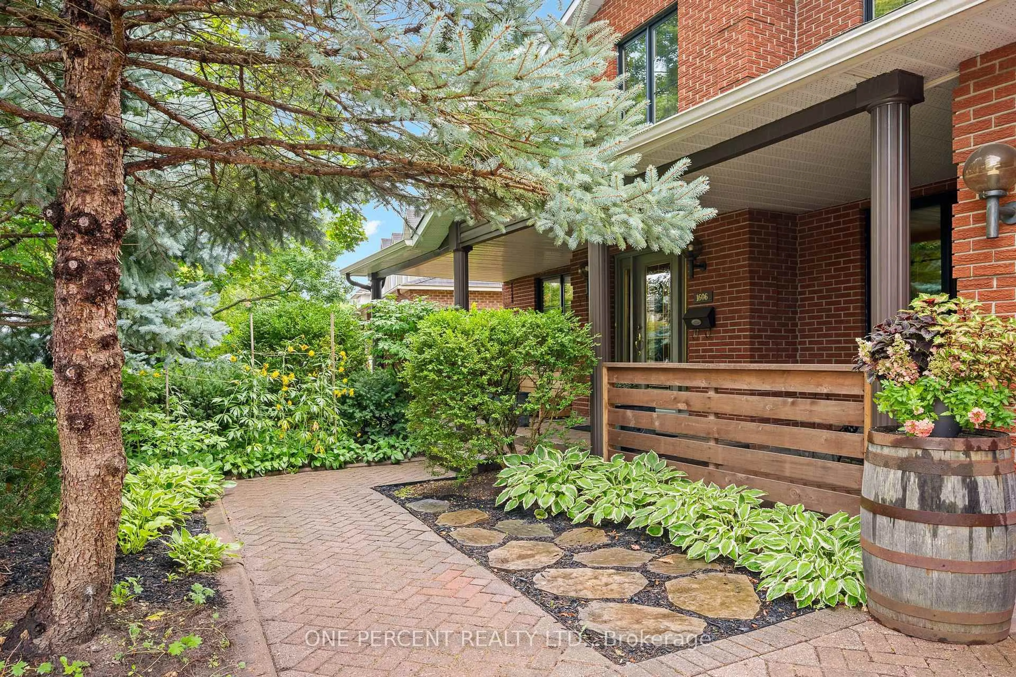 Home with brick exterior material, street for 1606 Ortona Ave, Ottawa Ontario K2C 1W5