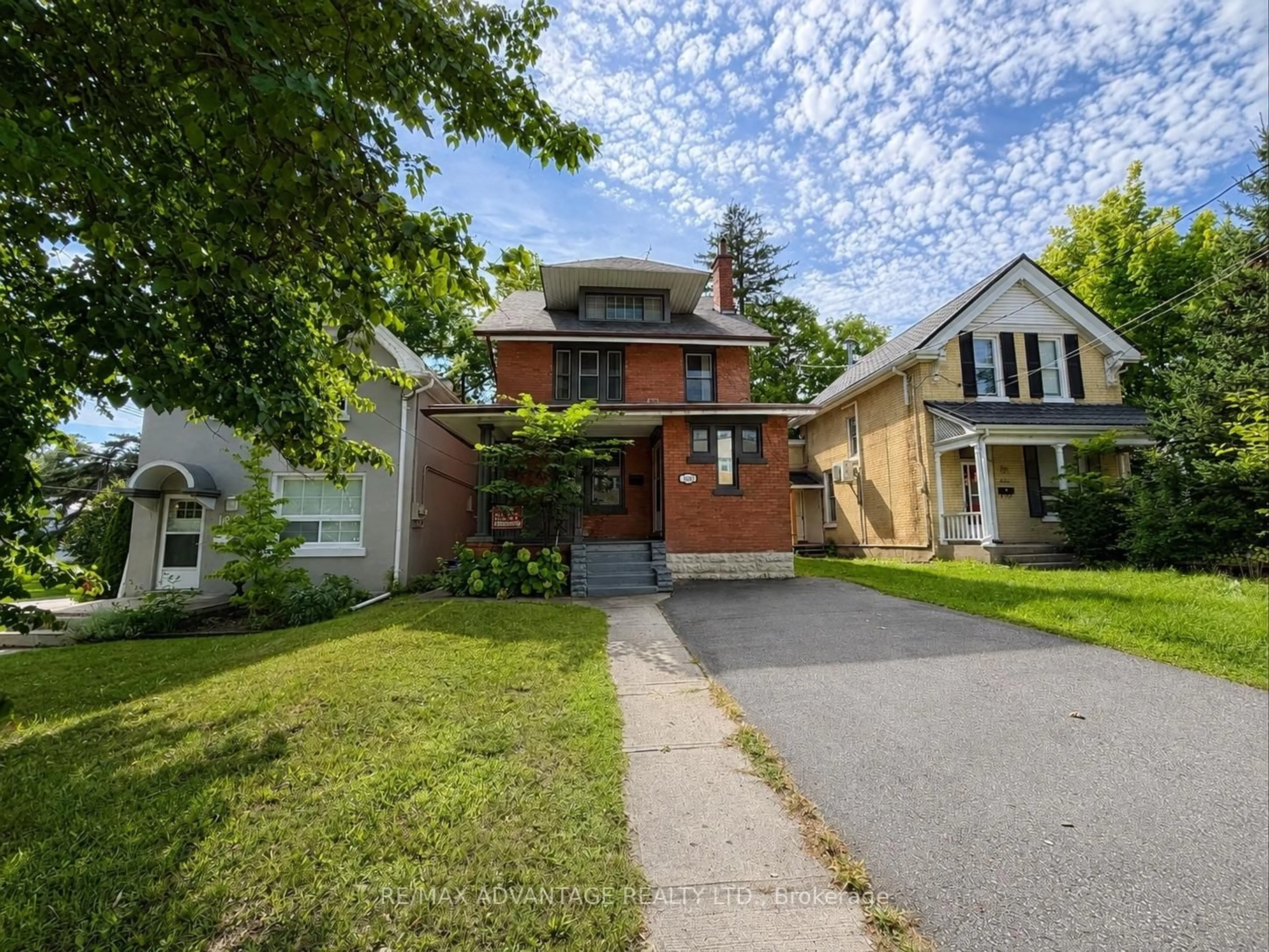 A pic from outside/outdoor area/front of a property/back of a property/a pic from drone, street for 1051 Richmond St, London East Ontario N6A 3J7