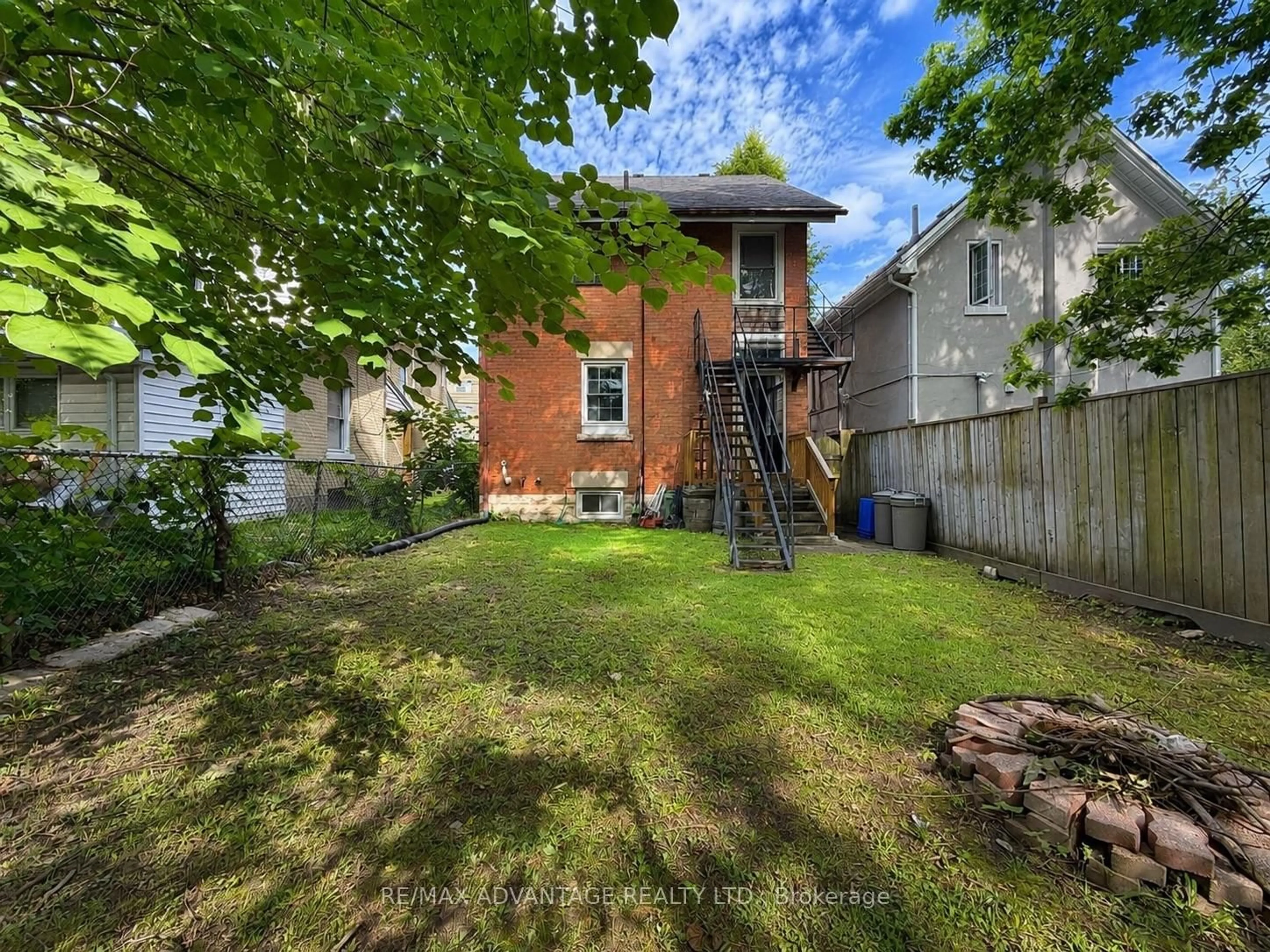 A pic from outside/outdoor area/front of a property/back of a property/a pic from drone, street for 1051 Richmond St, London East Ontario N6A 3J7