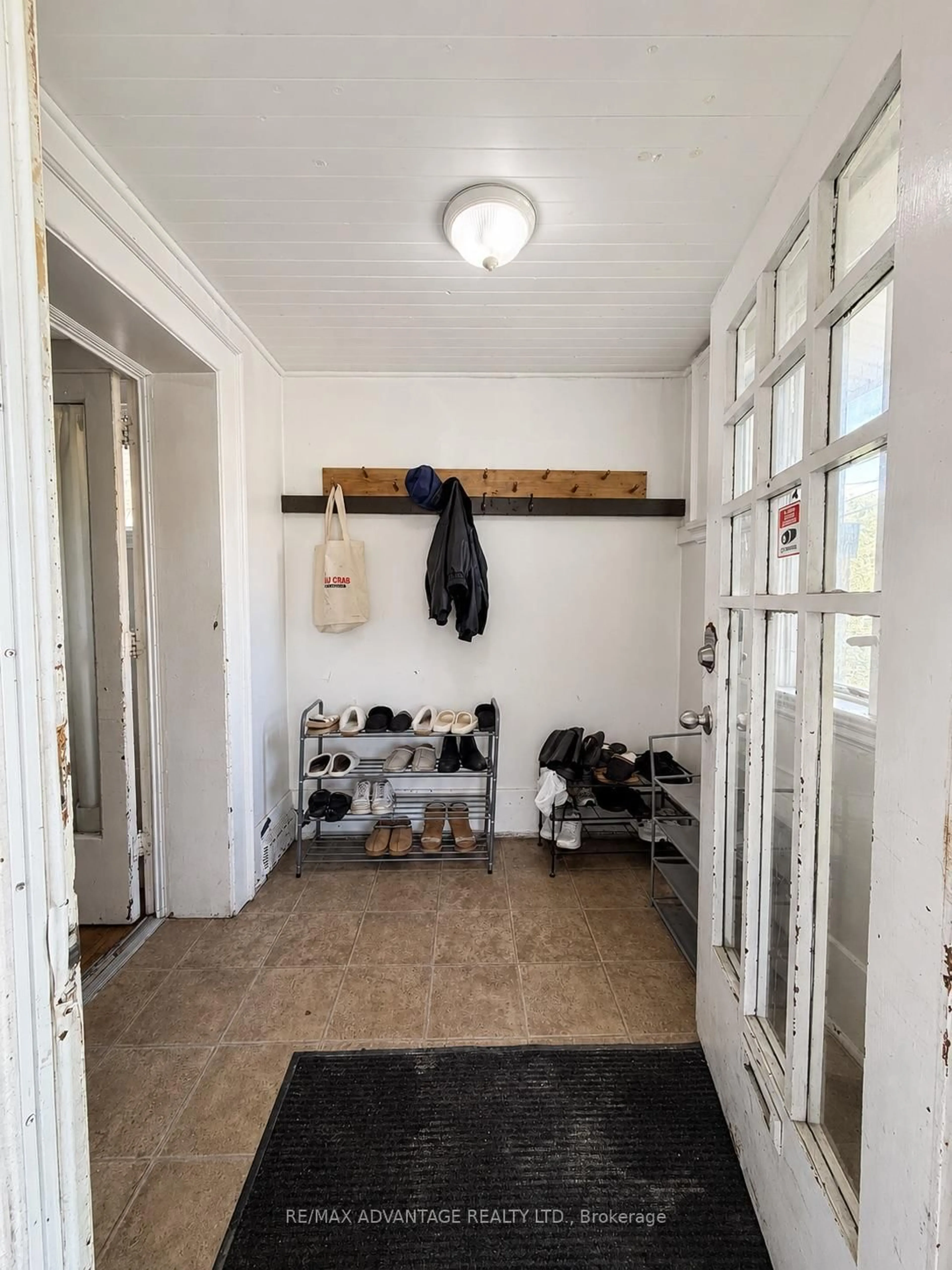 Indoor entryway for 1051 Richmond St, London East Ontario N6A 3J7