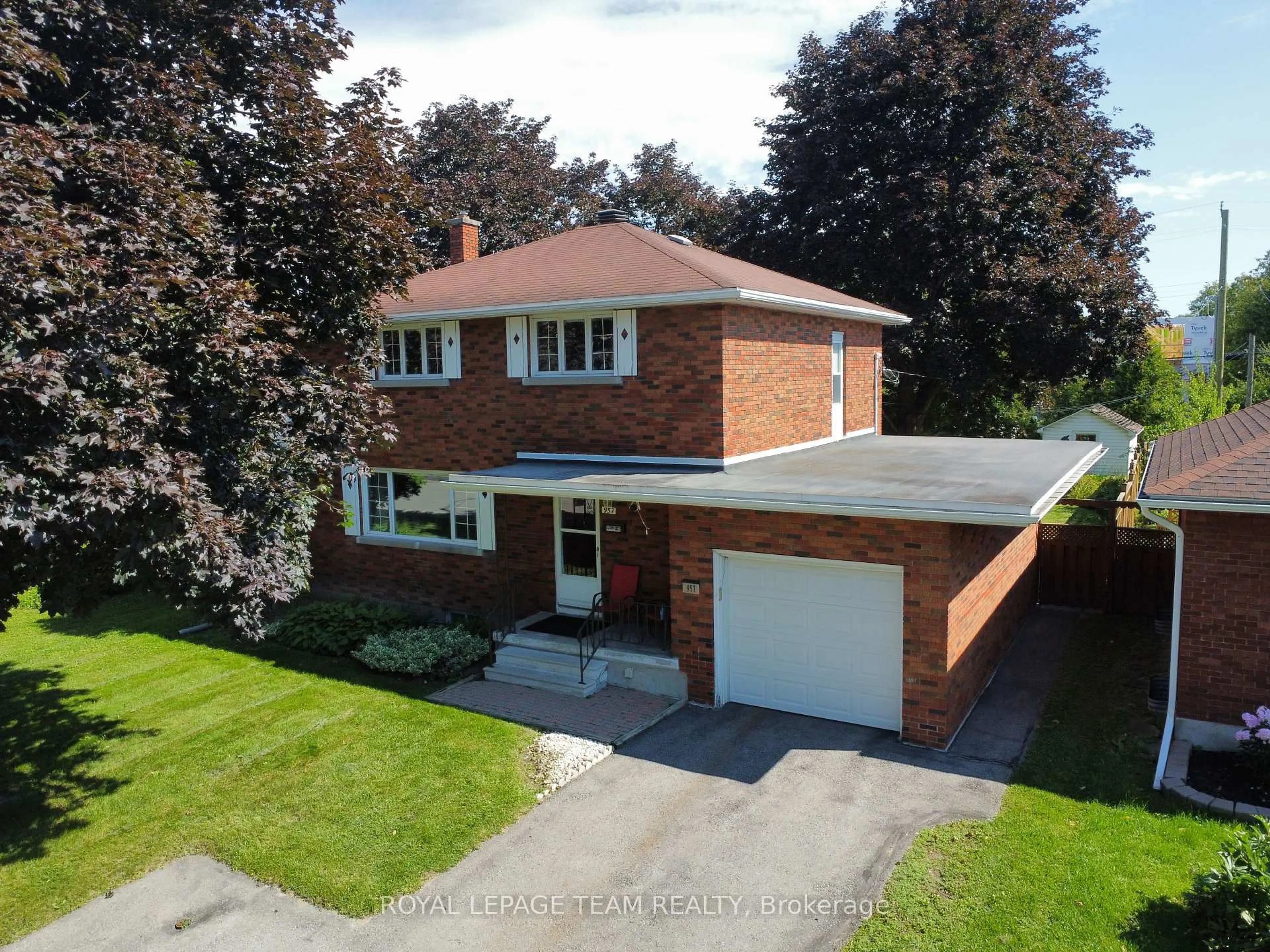 A pic from outside/outdoor area/front of a property/back of a property/a pic from drone, street for 957 Winnington Ave, Ottawa Ontario K2B 5C6