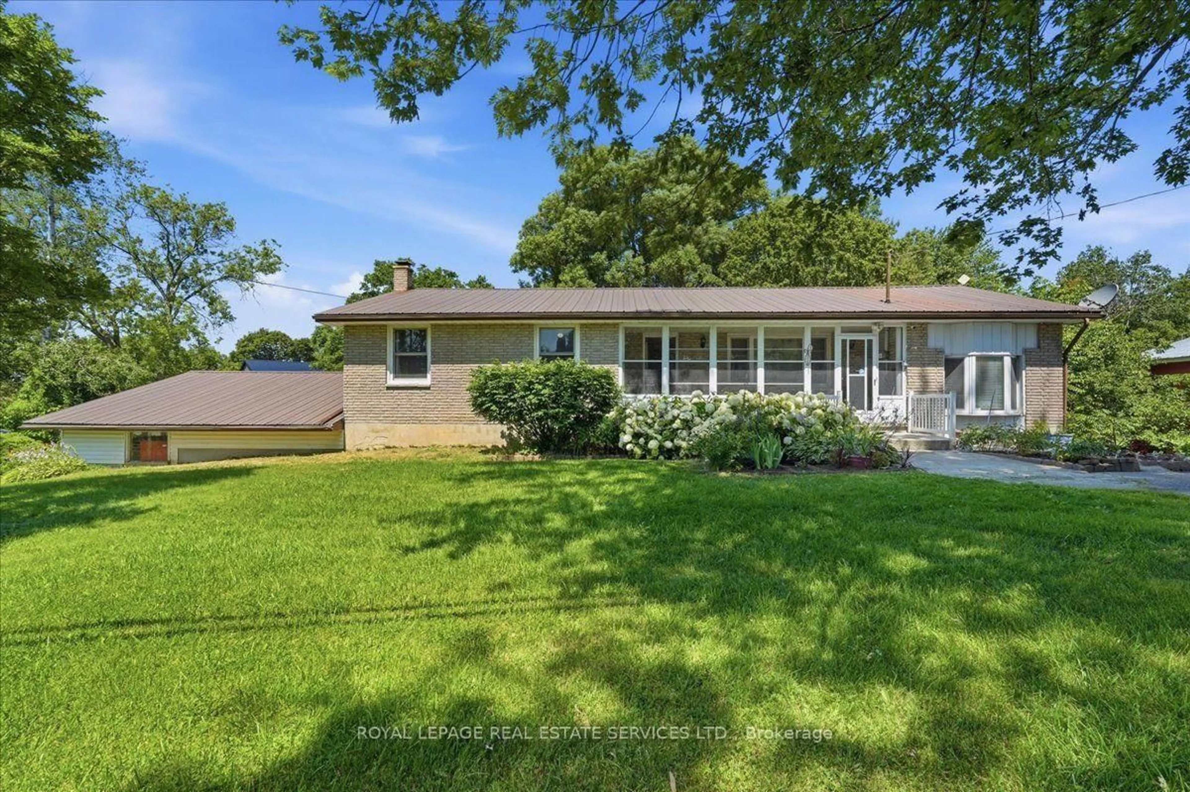 Home with vinyl exterior material, water/lake/river/ocean view for 143 County Rd 28 Rd, Prince Edward County Ontario K8N 4Z7