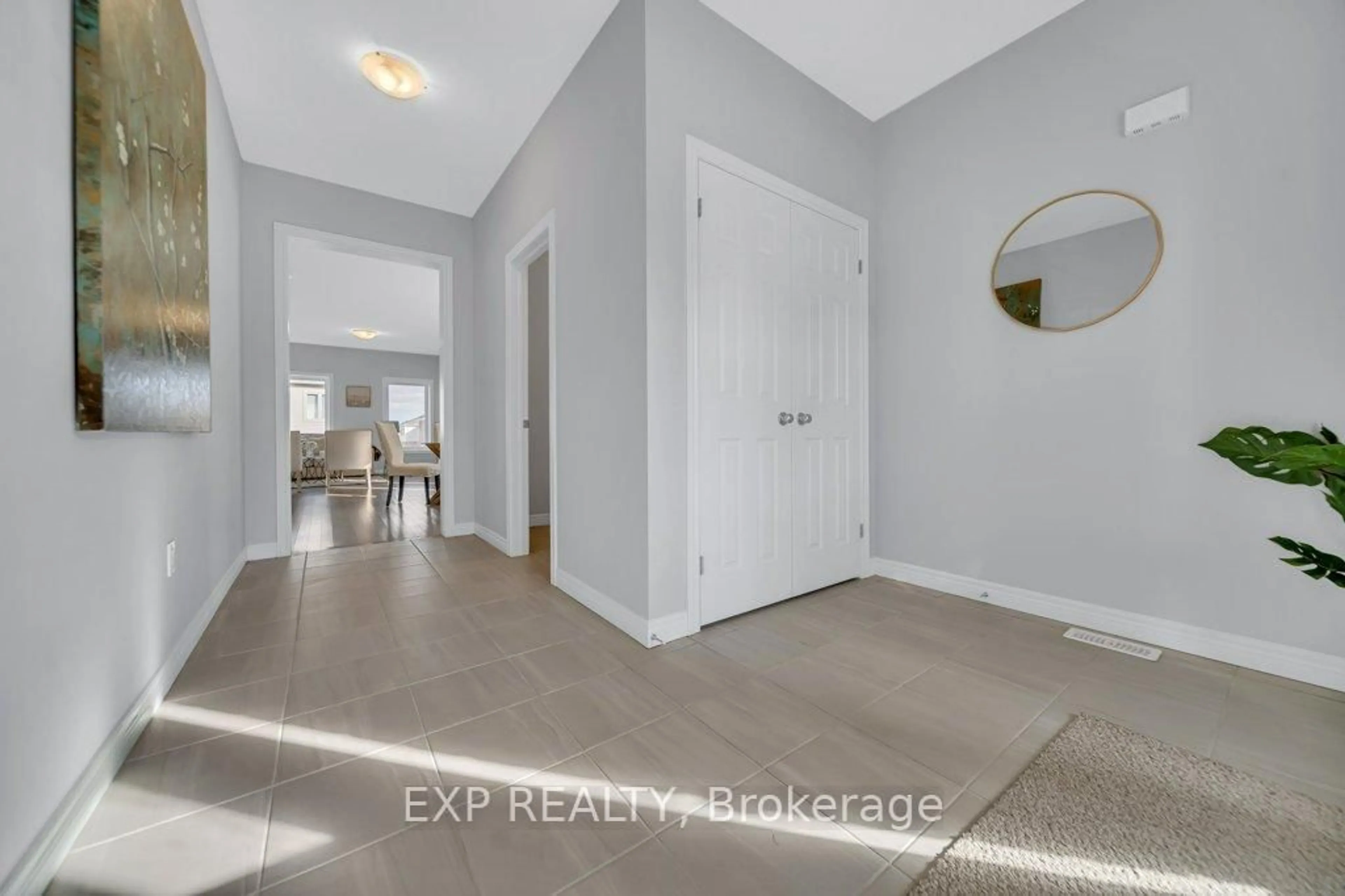 Indoor entryway for 43 Sugar Tr, Kitchener Ontario N2R 0S5