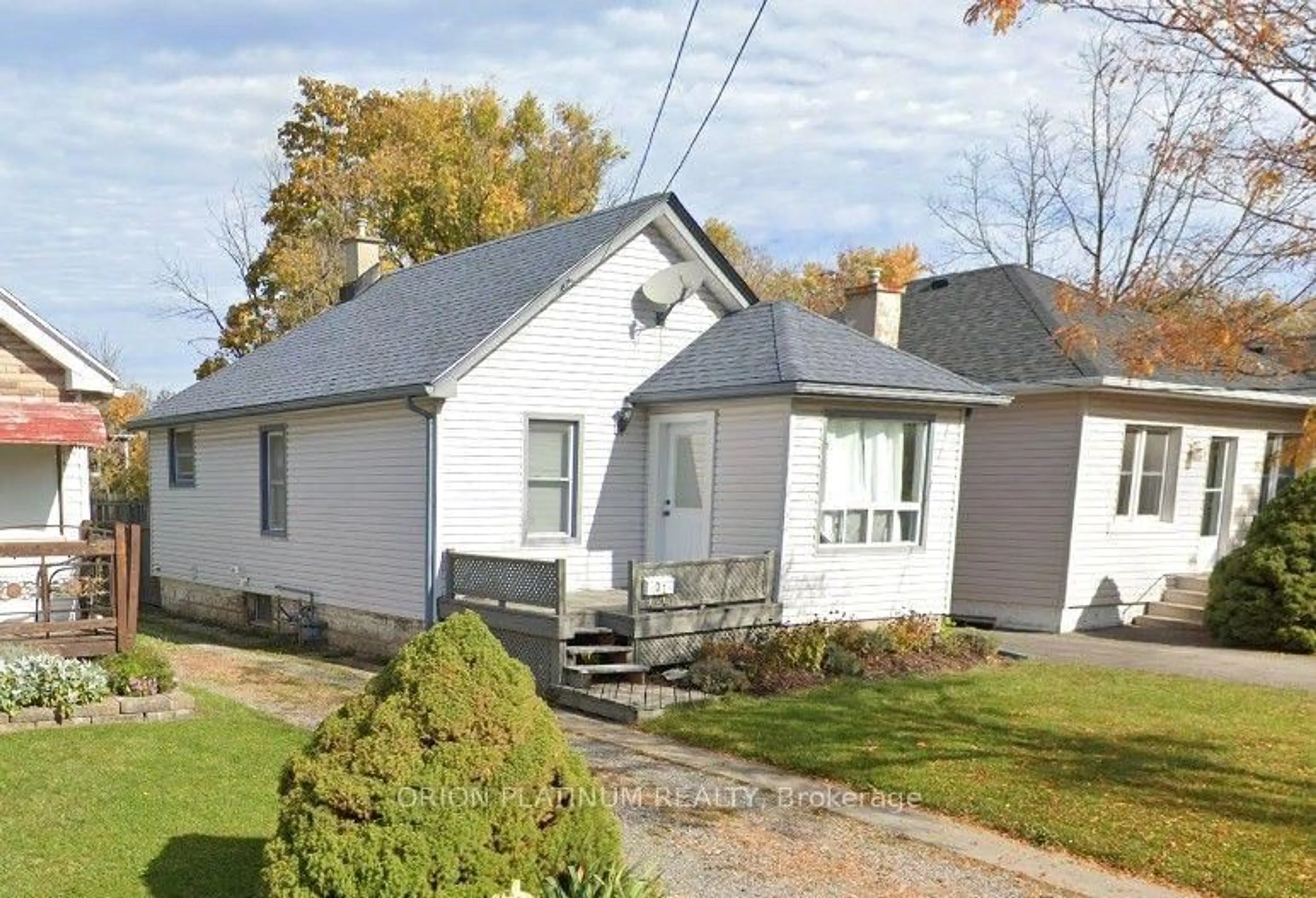 Home with vinyl exterior material, street for 37 Chetwood St, St. Catharines Ontario L2S 1K3