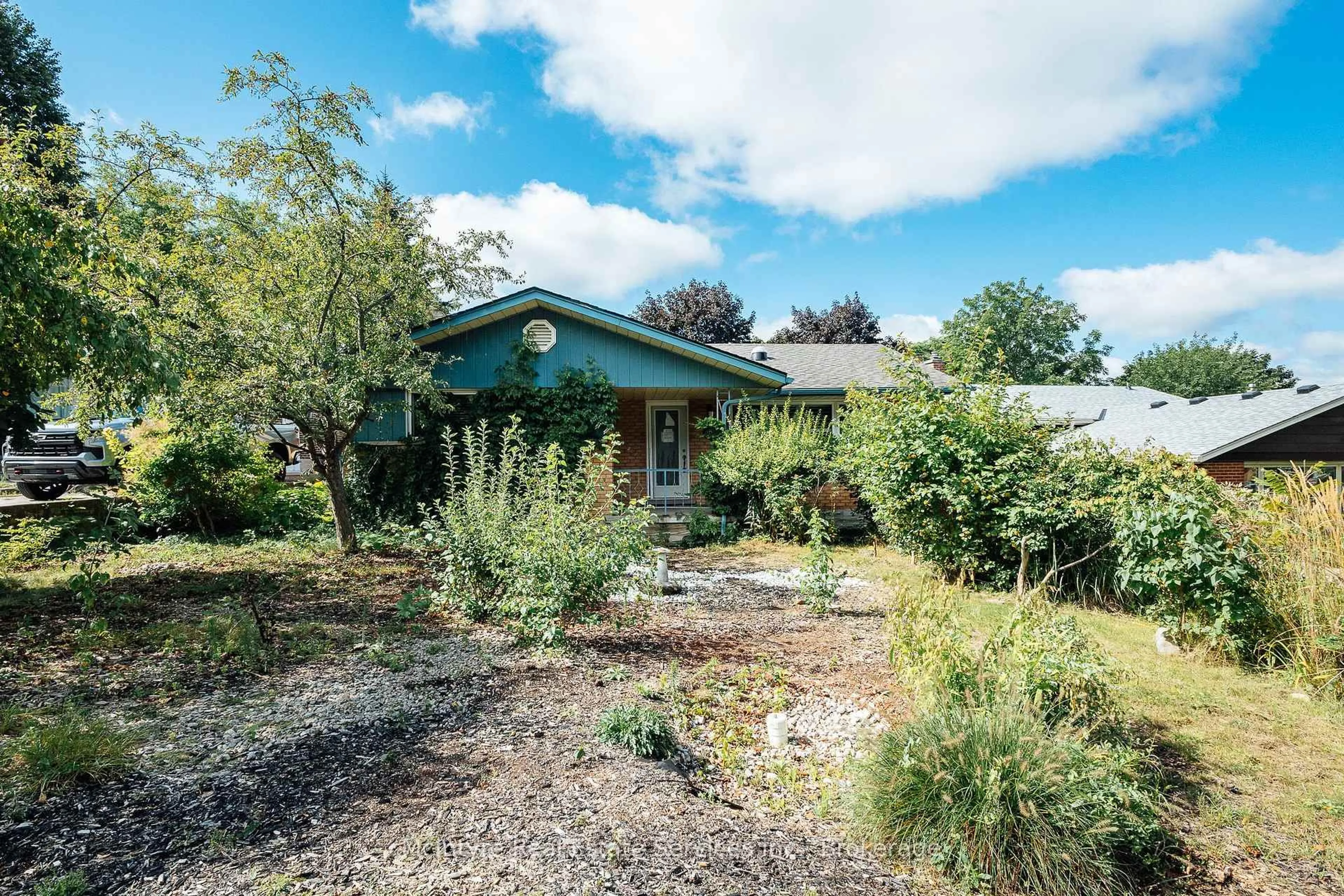 A pic from outside/outdoor area/front of a property/back of a property/a pic from drone, street for 229 Winfield Ave, Waterloo Ontario N2J 3M8