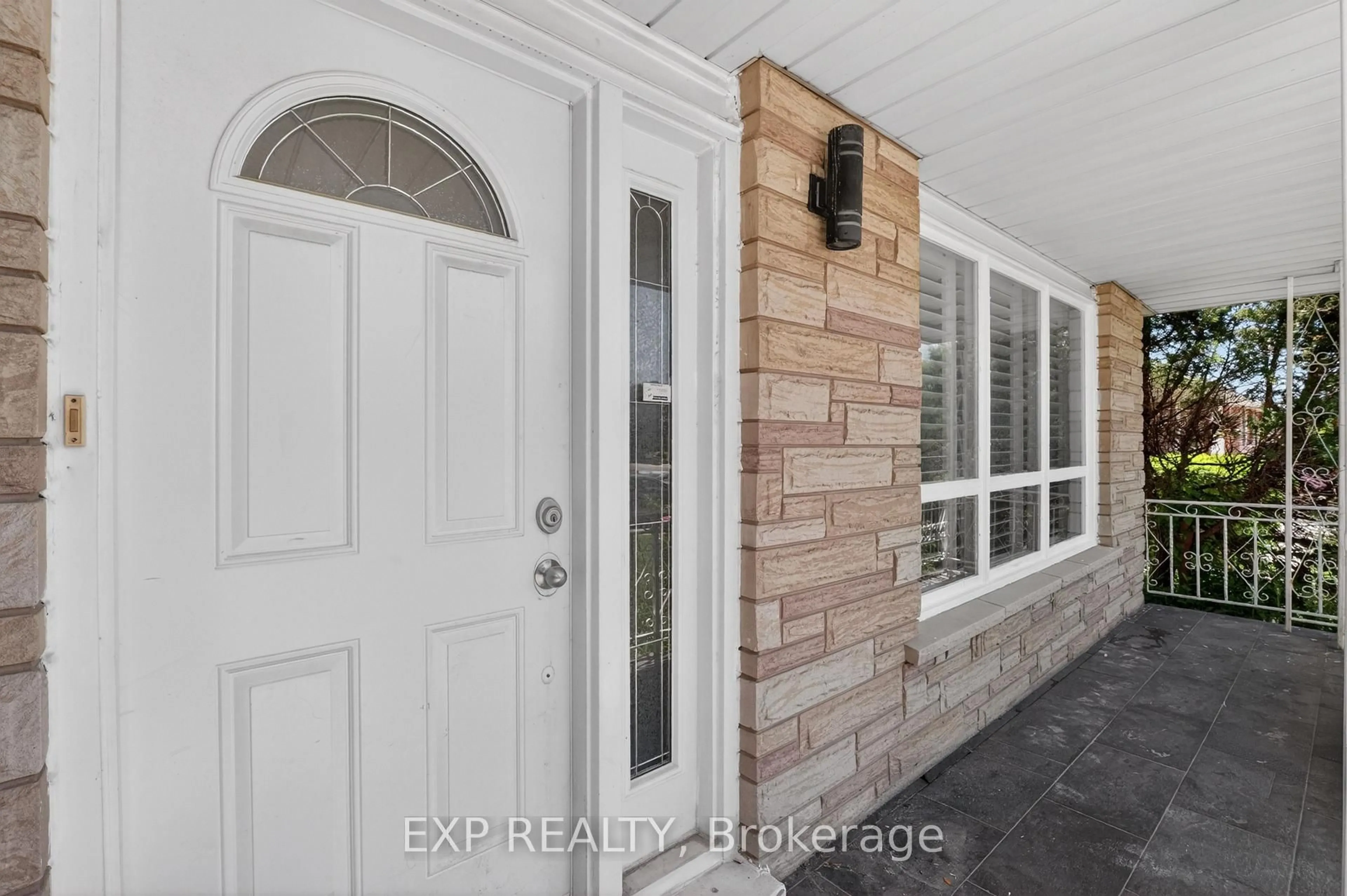 Indoor entryway for 128 Hadeland Ave, Hamilton Ontario L9C 5Z9