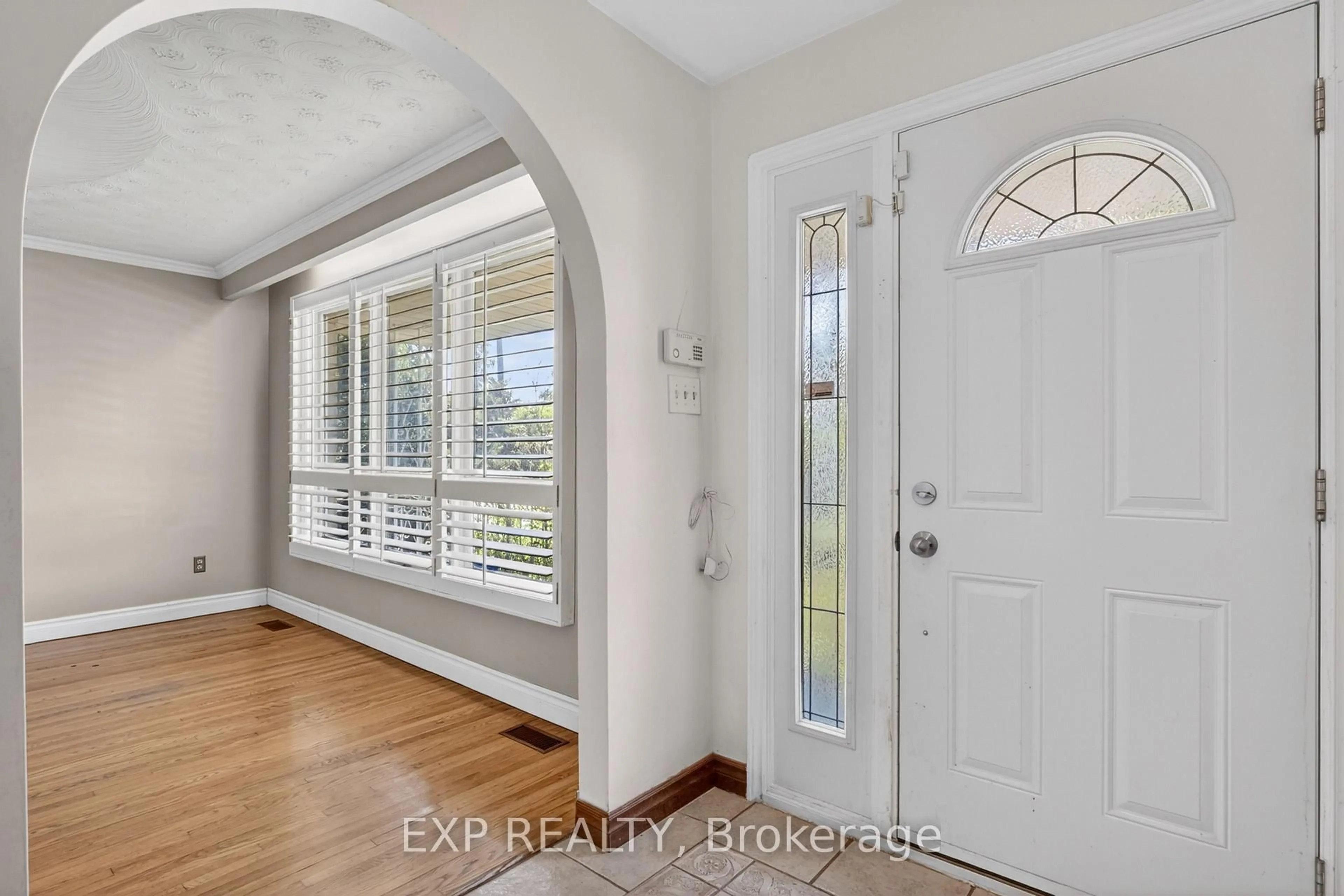 Indoor entryway for 128 Hadeland Ave, Hamilton Ontario L9C 5Z9