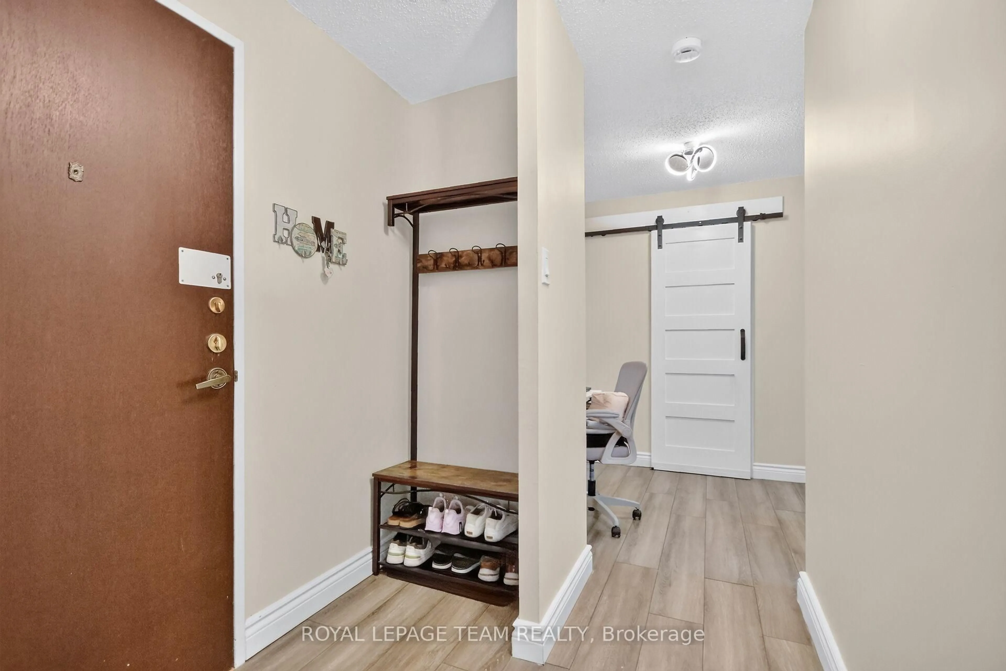 Indoor entryway for 1505 Baseline Rd #412, Ottawa Ontario K2C 3L4