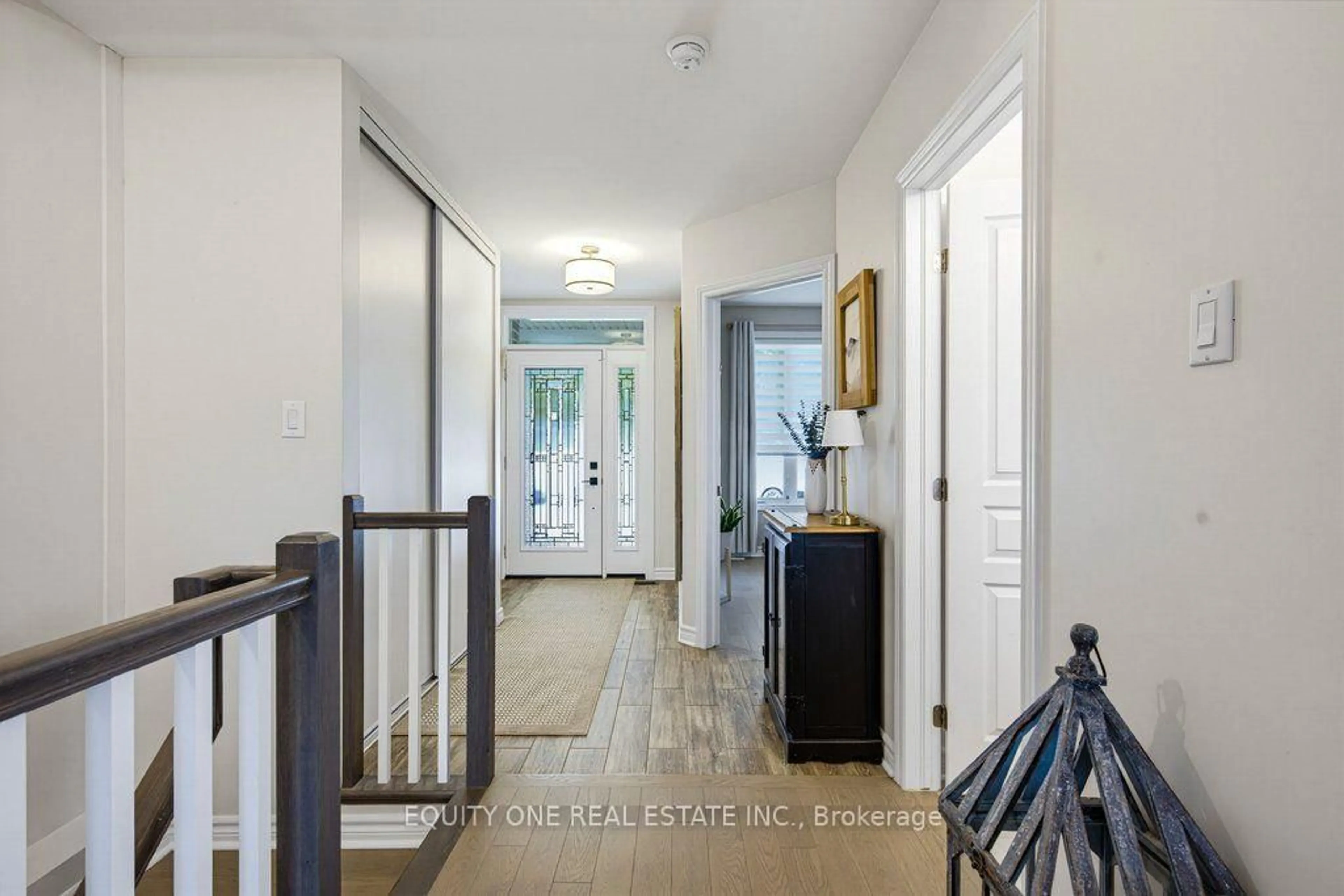 Indoor entryway for 808 Rue Cologne St, Russell Ontario K0A 1W0