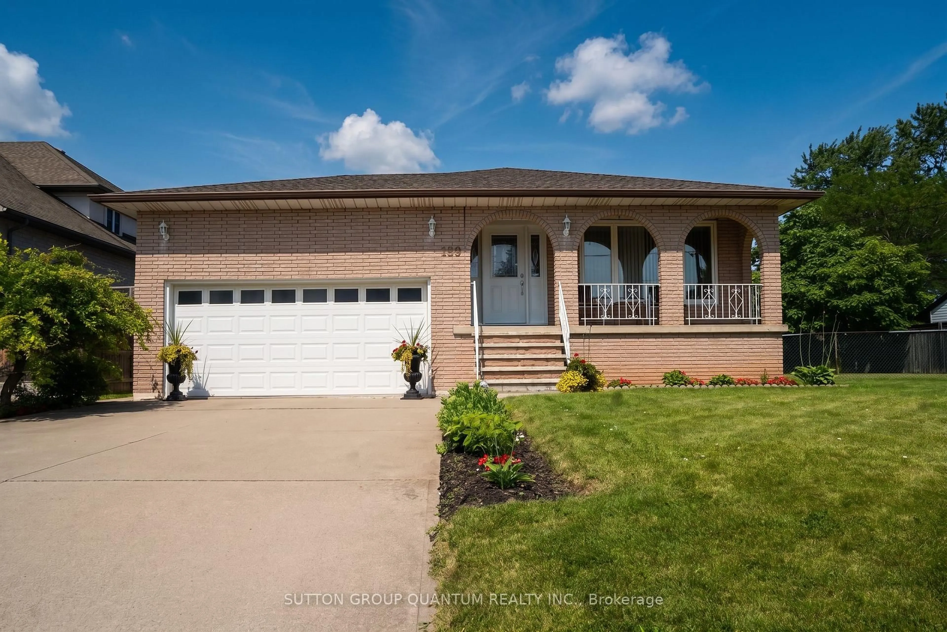 Home with vinyl exterior material, street for 129 Margaret Ave, Hamilton Ontario L8G 3G7
