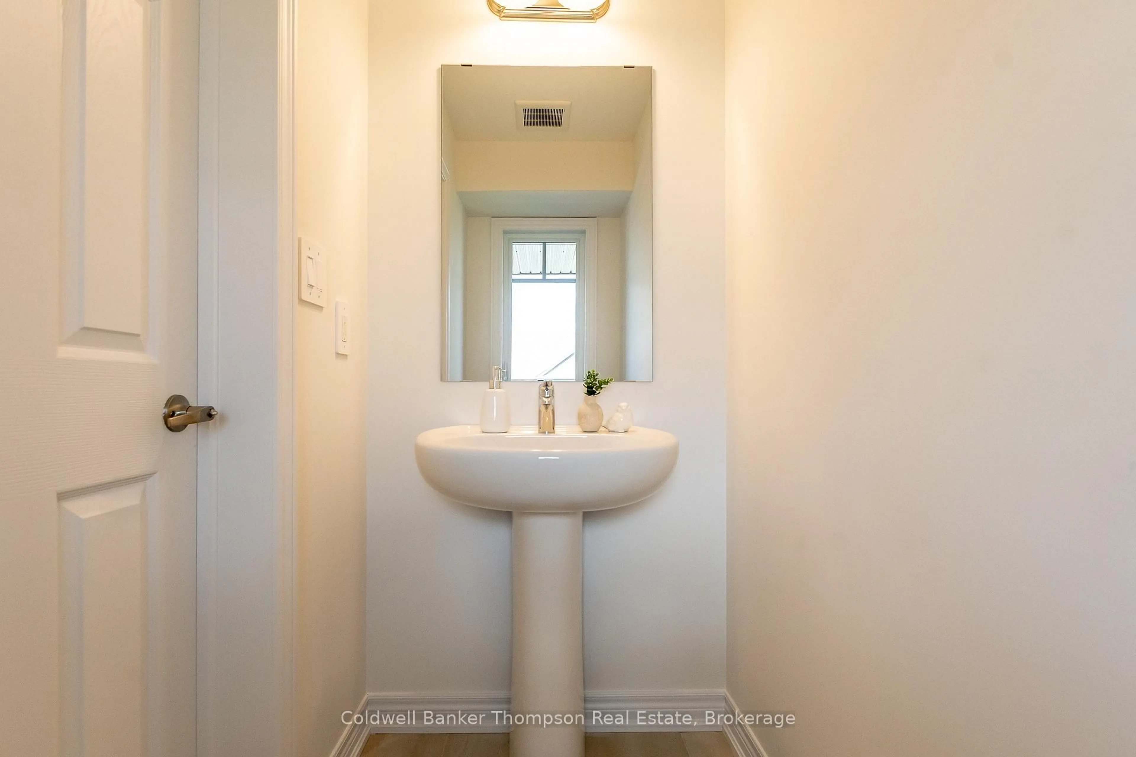 Standard bathroom, ceramic/tile floor for 45 Charles Morley Blvd, Huntsville Ontario P1H 0G5