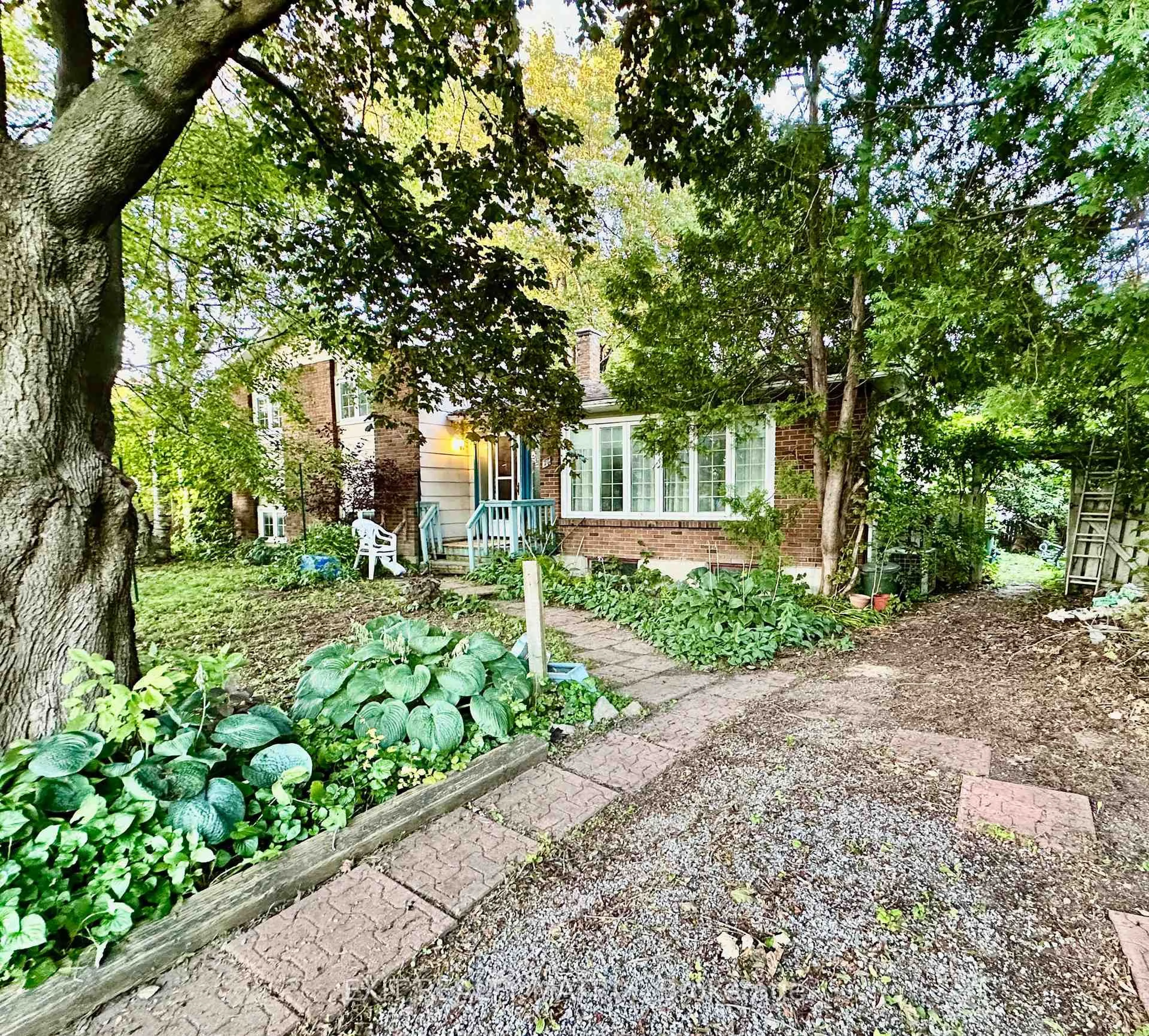 A pic from outside/outdoor area/front of a property/back of a property/a pic from drone, street for 78 Saginaw Cres, Ottawa Ontario K2E 5N7
