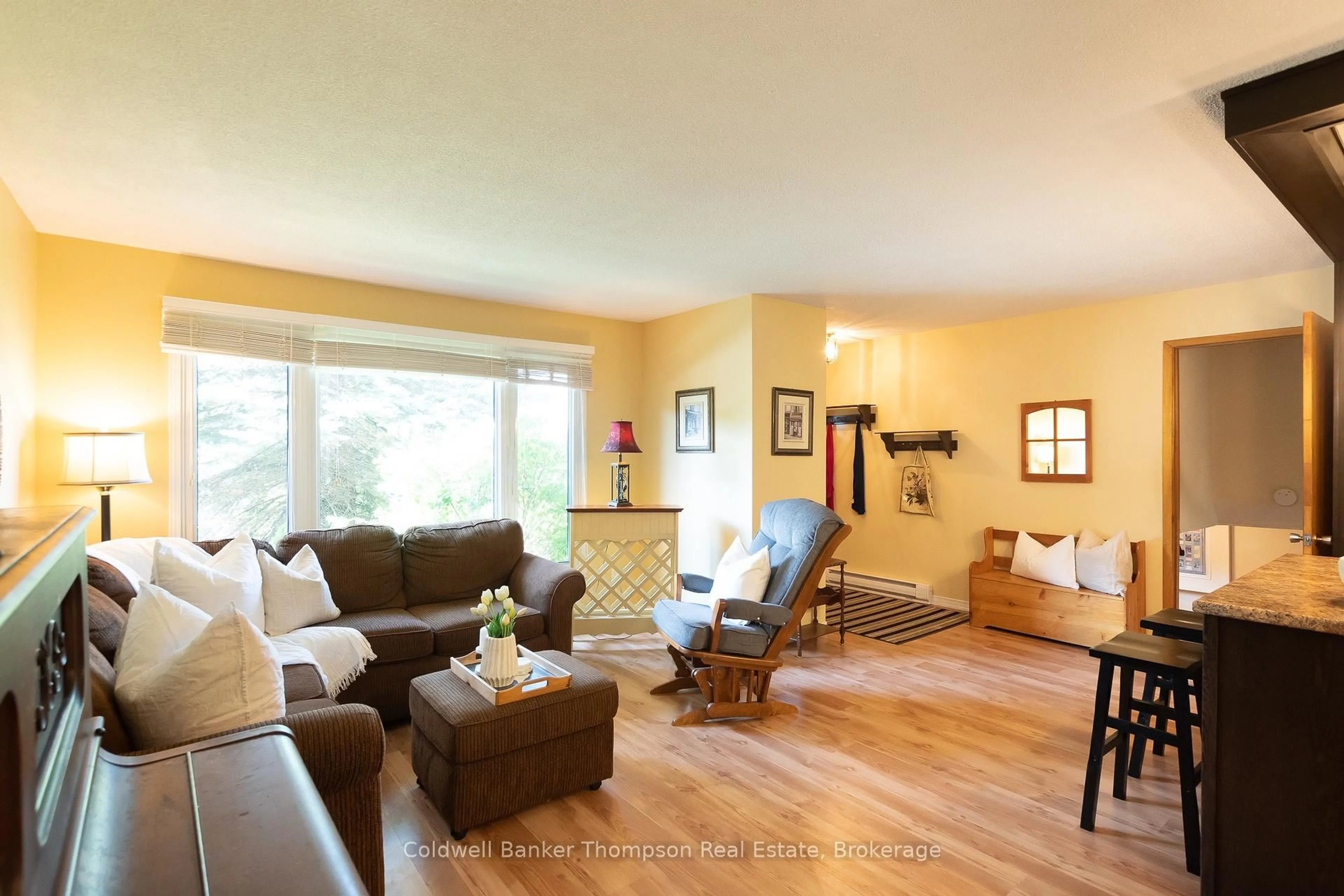 Living room with furniture, wood/laminate floor for 151 Main St, Huntsville Ontario P1H 1X8