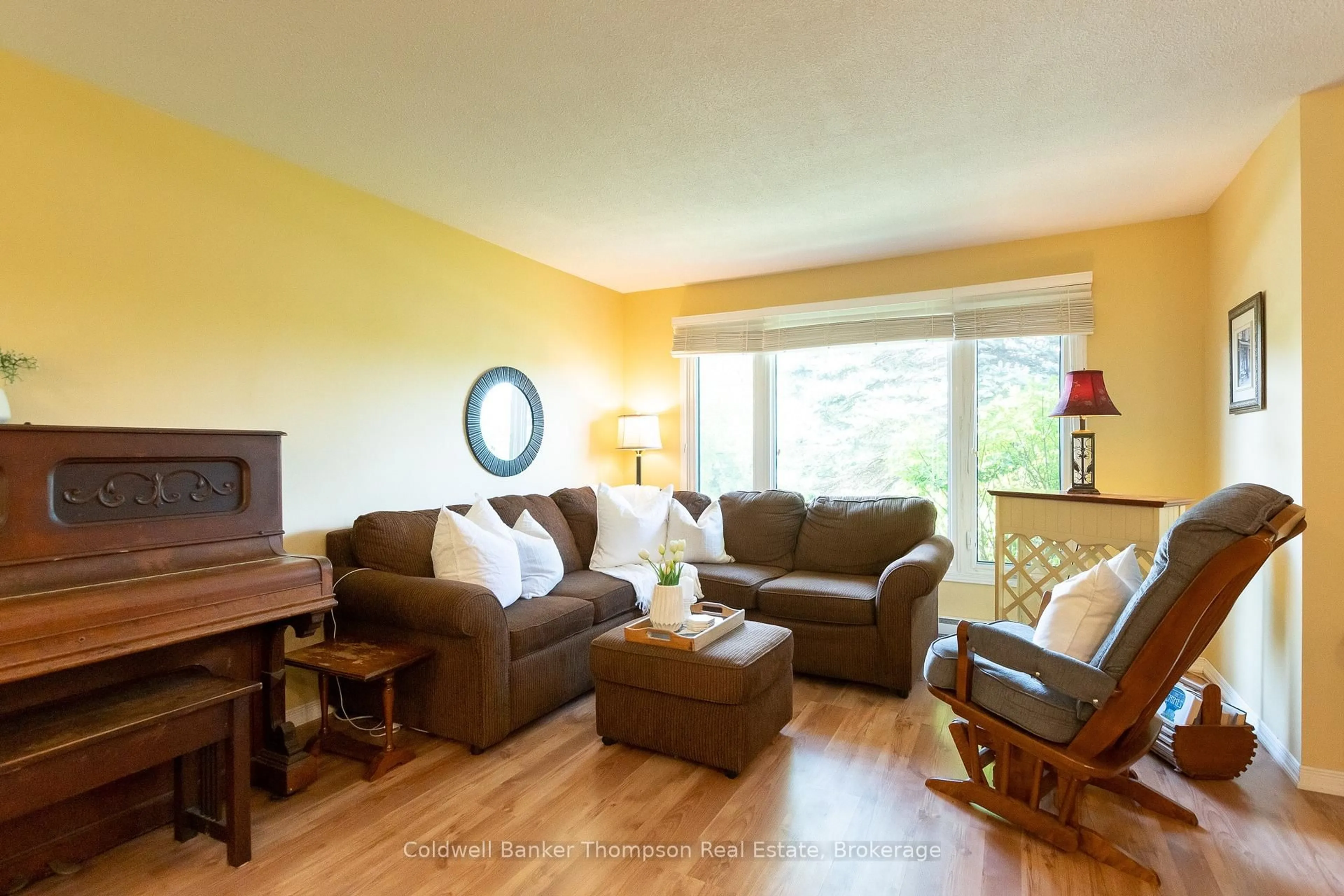 Living room with furniture, wood/laminate floor for 151 Main St, Huntsville Ontario P1H 1X8