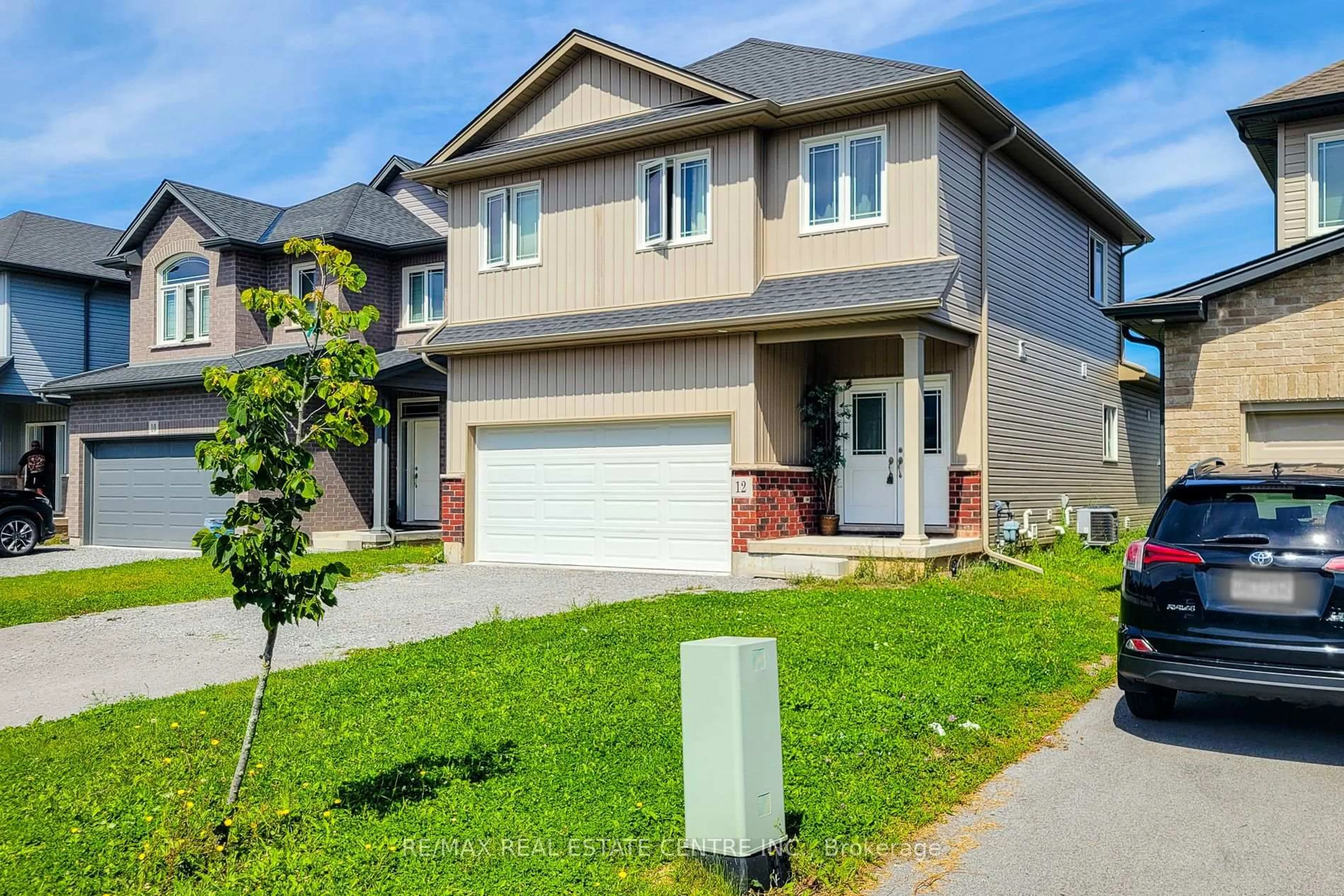 Home with vinyl exterior material, street for 12 Bowman Cres, Thorold Ontario L2V 0G3