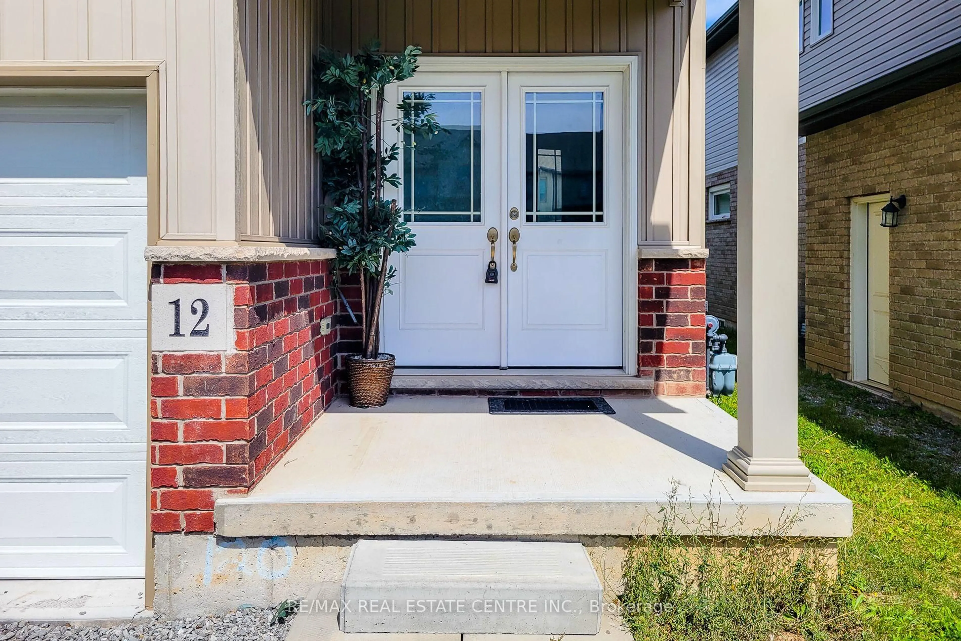 Indoor entryway for 12 Bowman Cres, Thorold Ontario L2V 0G3