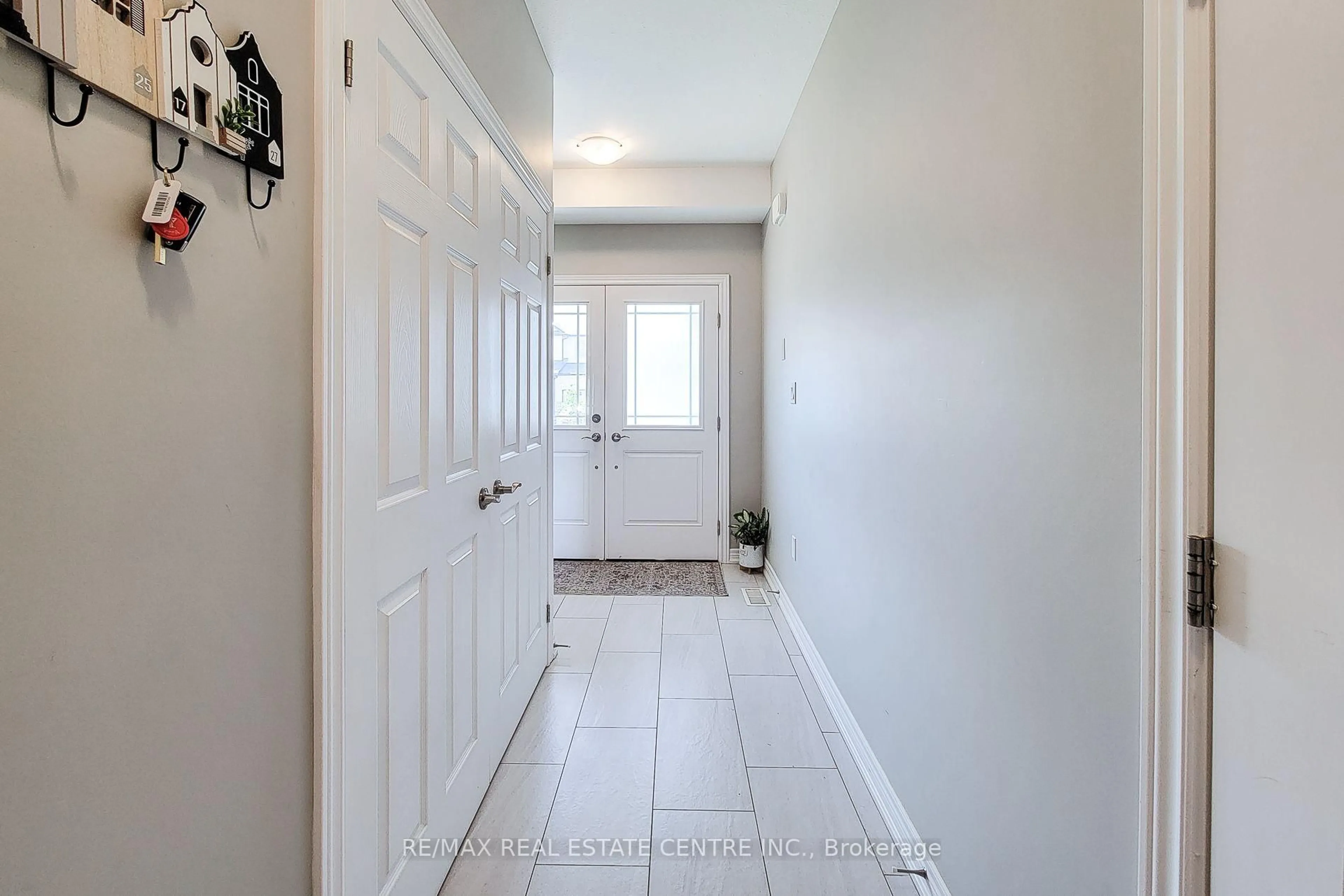 Indoor entryway for 12 Bowman Cres, Thorold Ontario L2V 0G3
