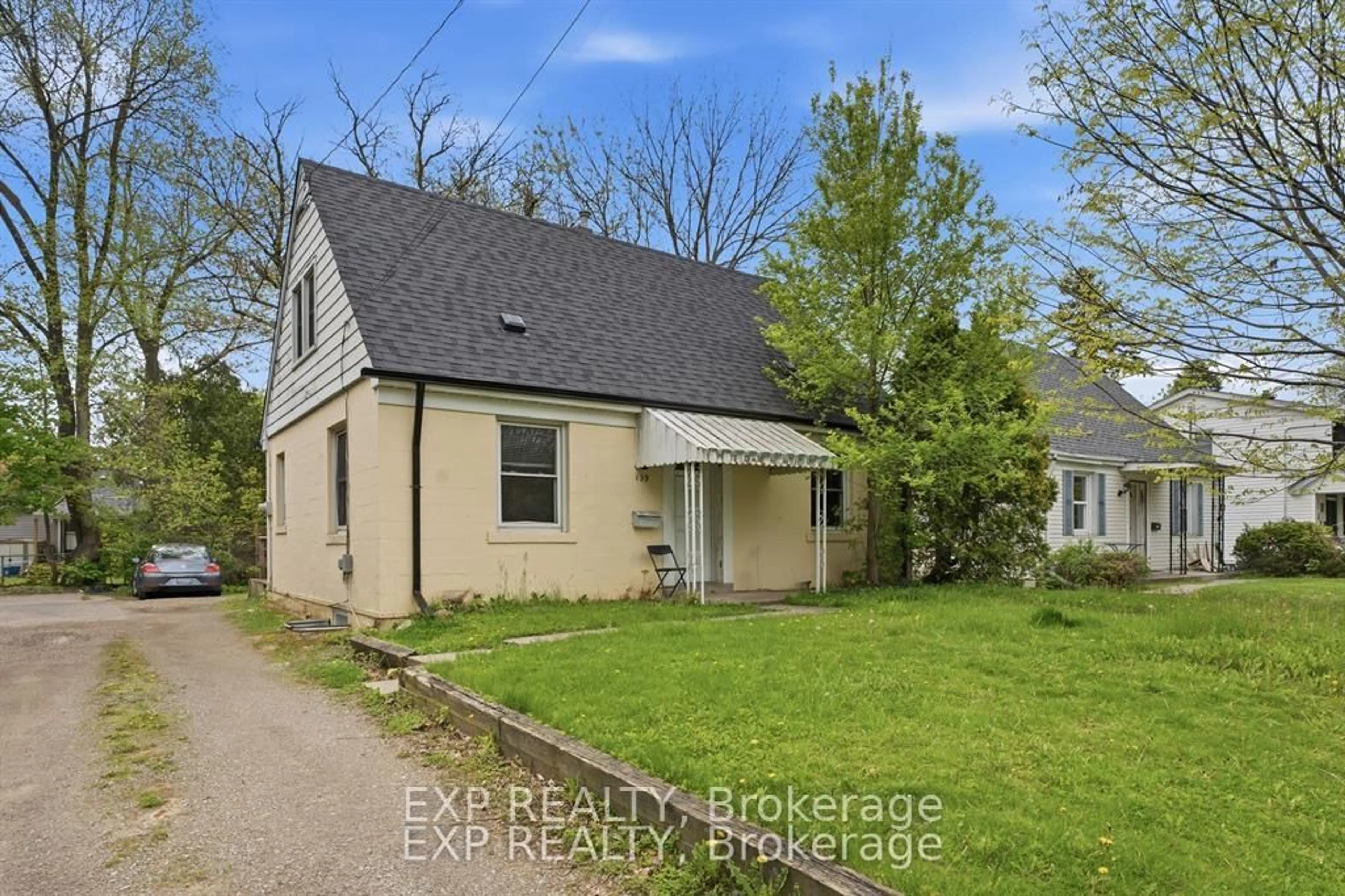 A pic from outside/outdoor area/front of a property/back of a property/a pic from drone, street for 139 Dalewood Ave, Hamilton Ontario L8S 1Z3