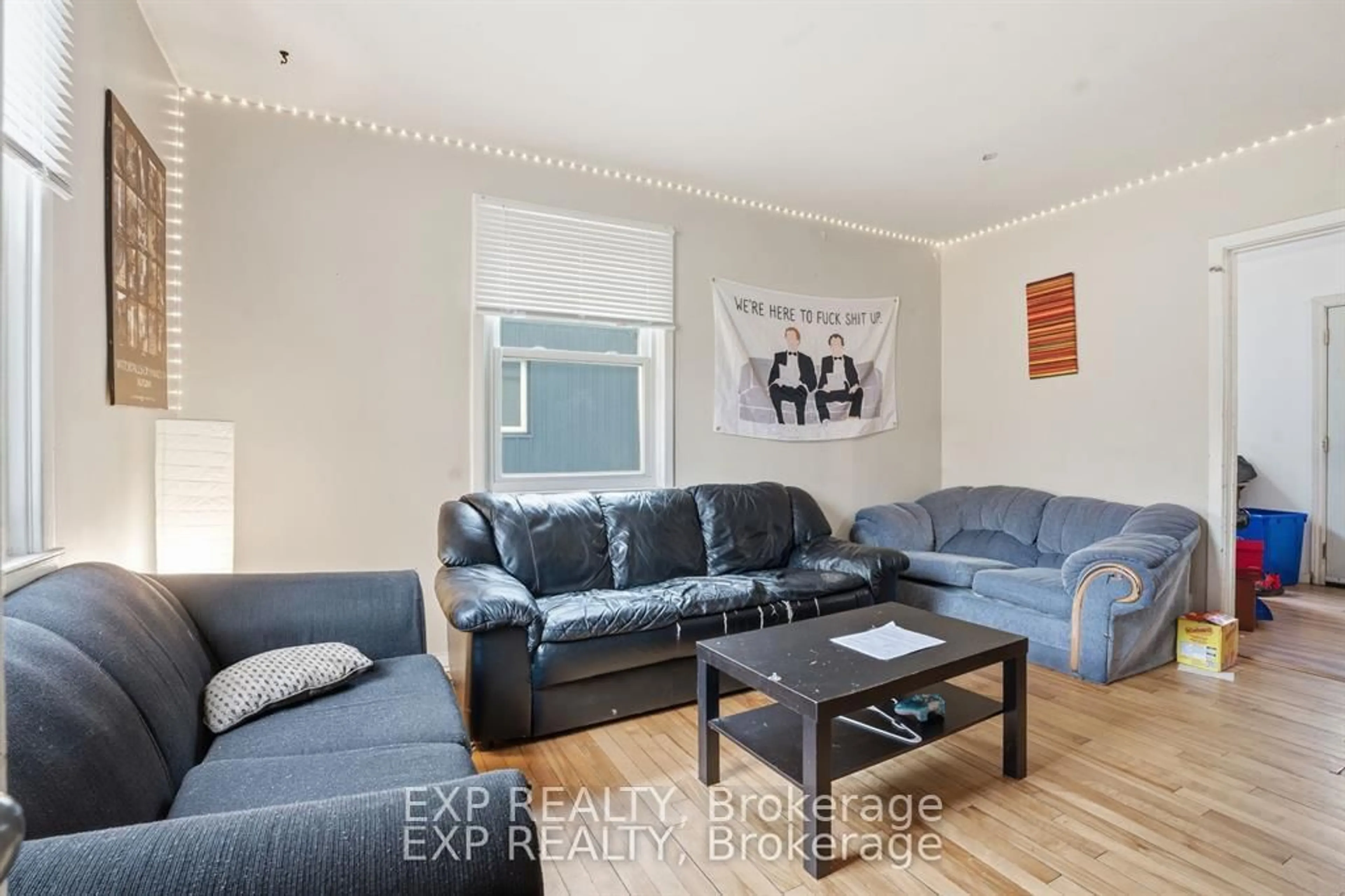 Living room with furniture, wood/laminate floor for 139 Dalewood Ave, Hamilton Ontario L8S 1Z3
