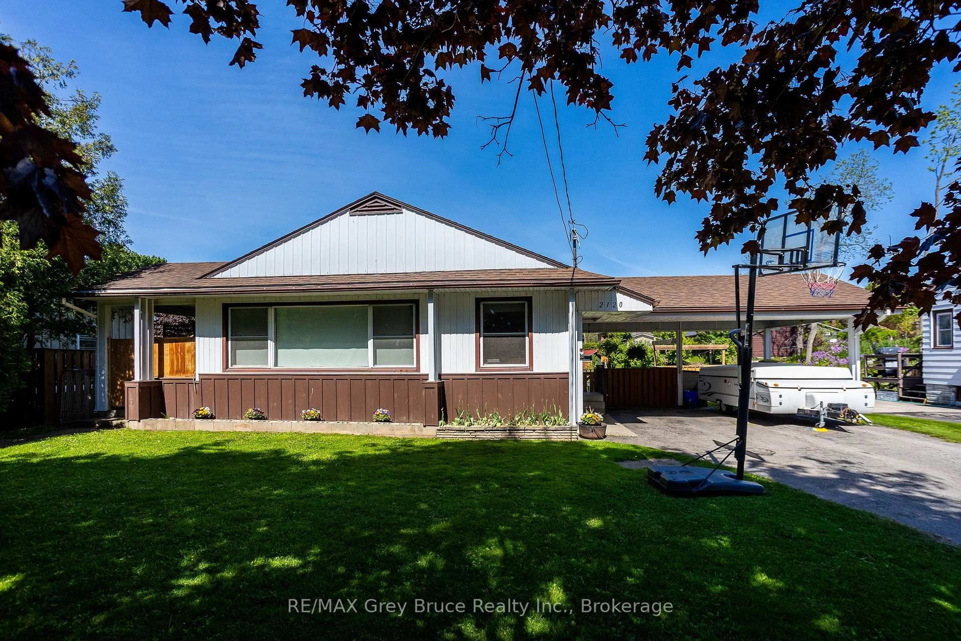 A pic from outside/outdoor area/front of a property/back of a property/a pic from drone, street for 2120 4th Ave, Owen Sound Ontario N4K 4Y5