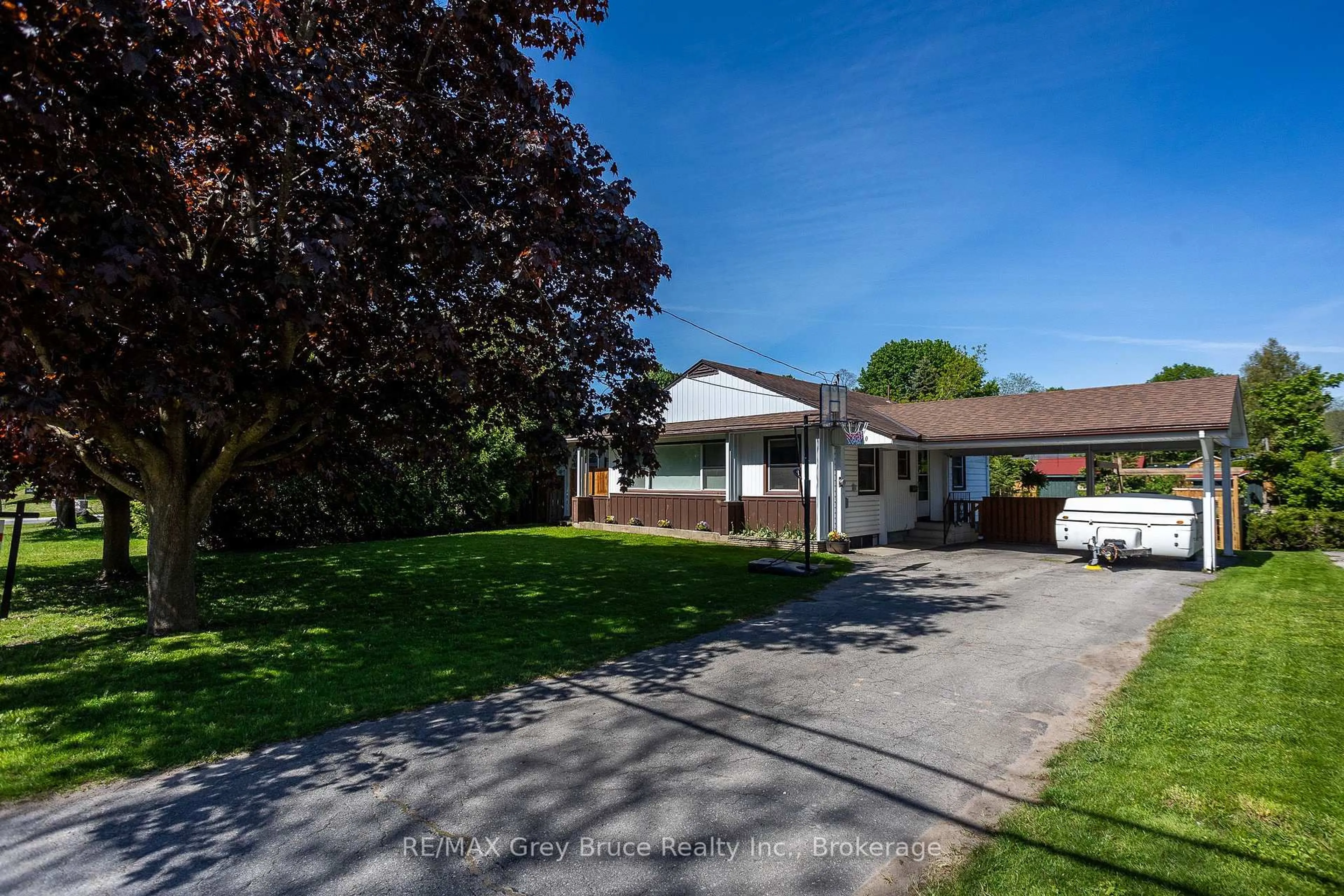 A pic from outside/outdoor area/front of a property/back of a property/a pic from drone, street for 2120 4th Ave, Owen Sound Ontario N4K 4Y5