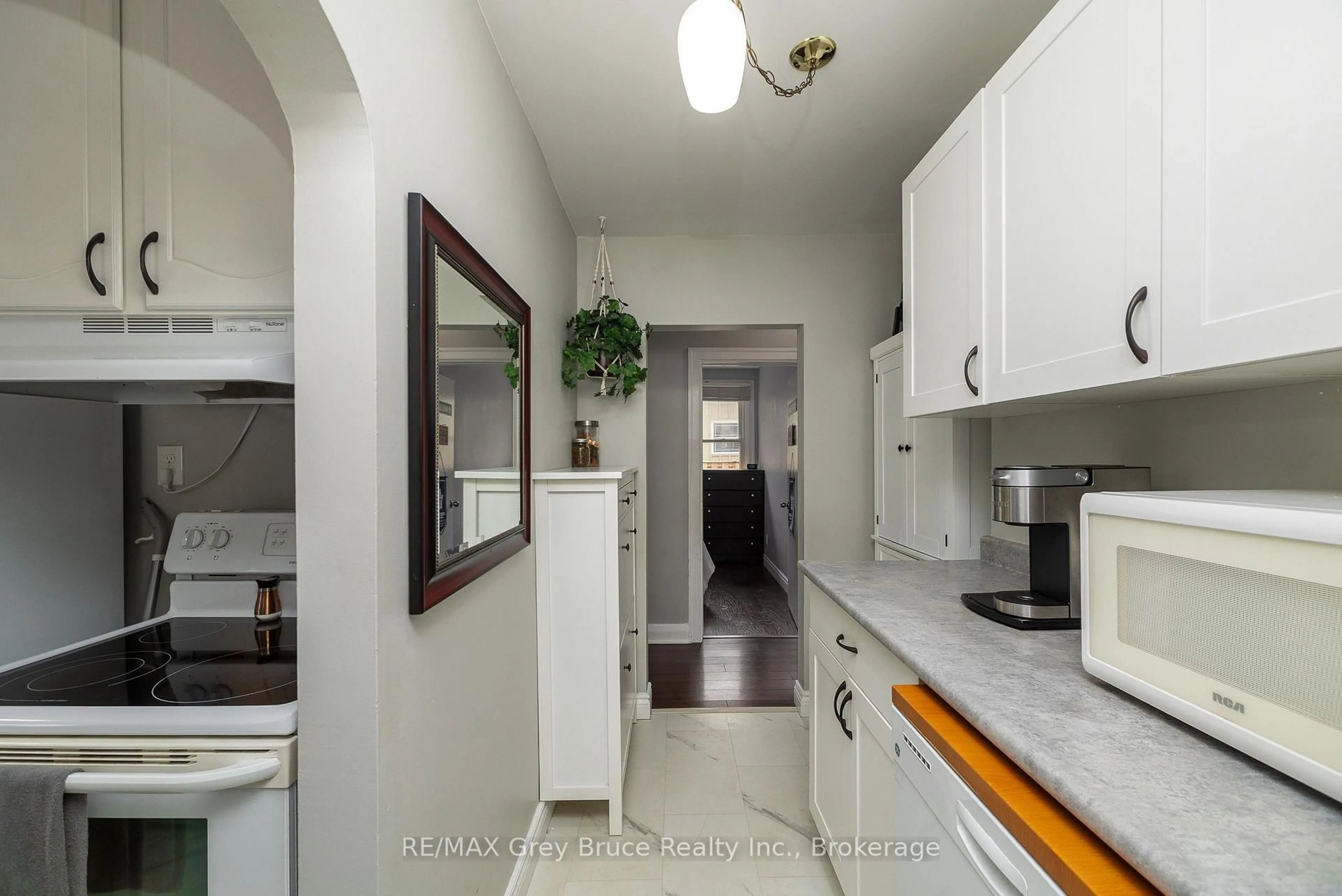 Standard kitchen, unknown for 2120 4th Ave, Owen Sound Ontario N4K 4Y5