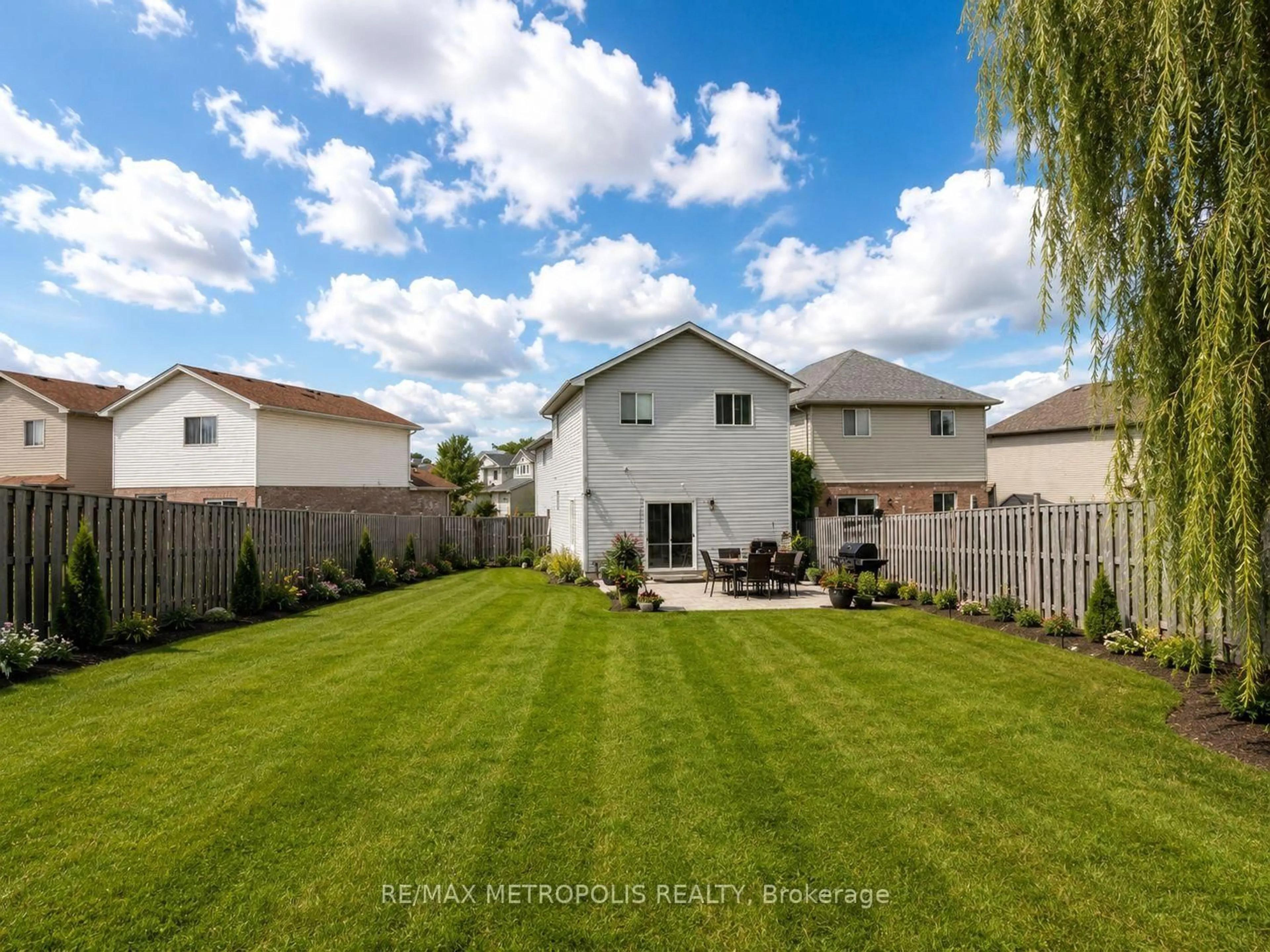 A pic from outside/outdoor area/front of a property/back of a property/a pic from drone, street for 35 Phair Cres, London South Ontario N5Z 5B5