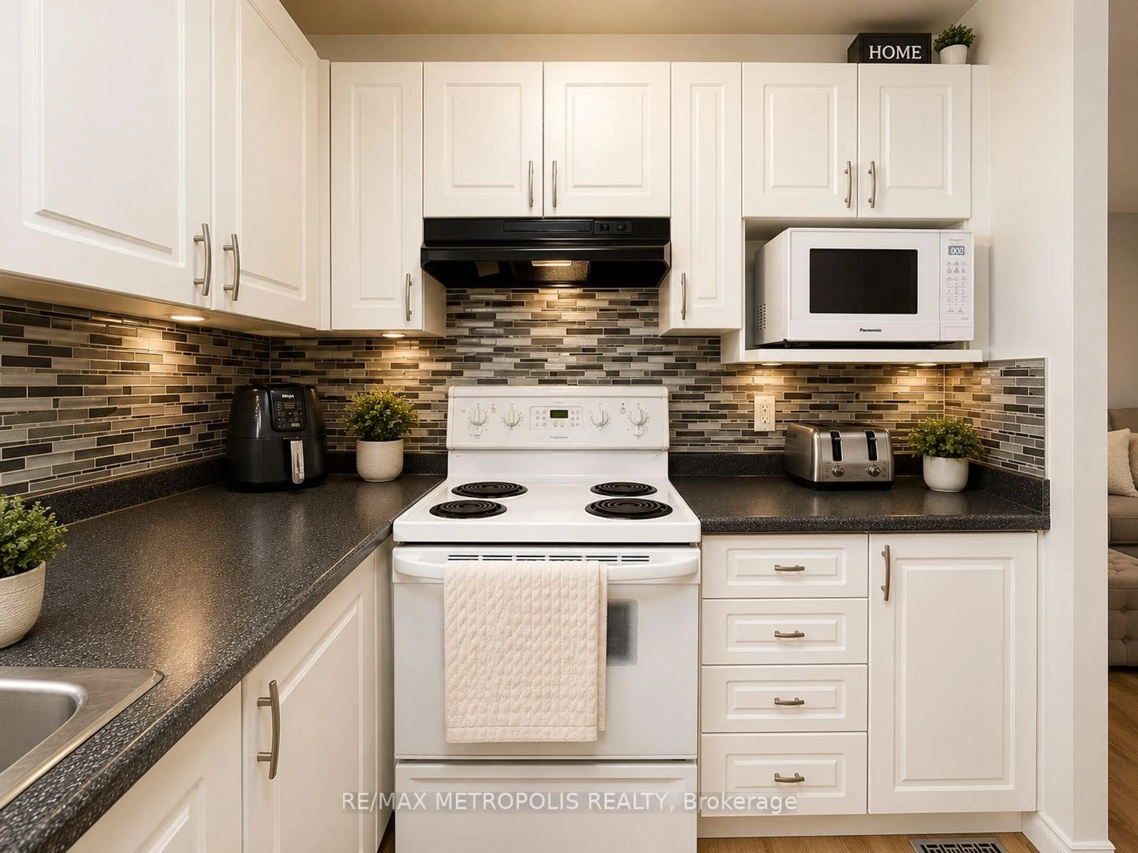 Standard kitchen, unknown for 35 Phair Cres, London South Ontario N5Z 5B5