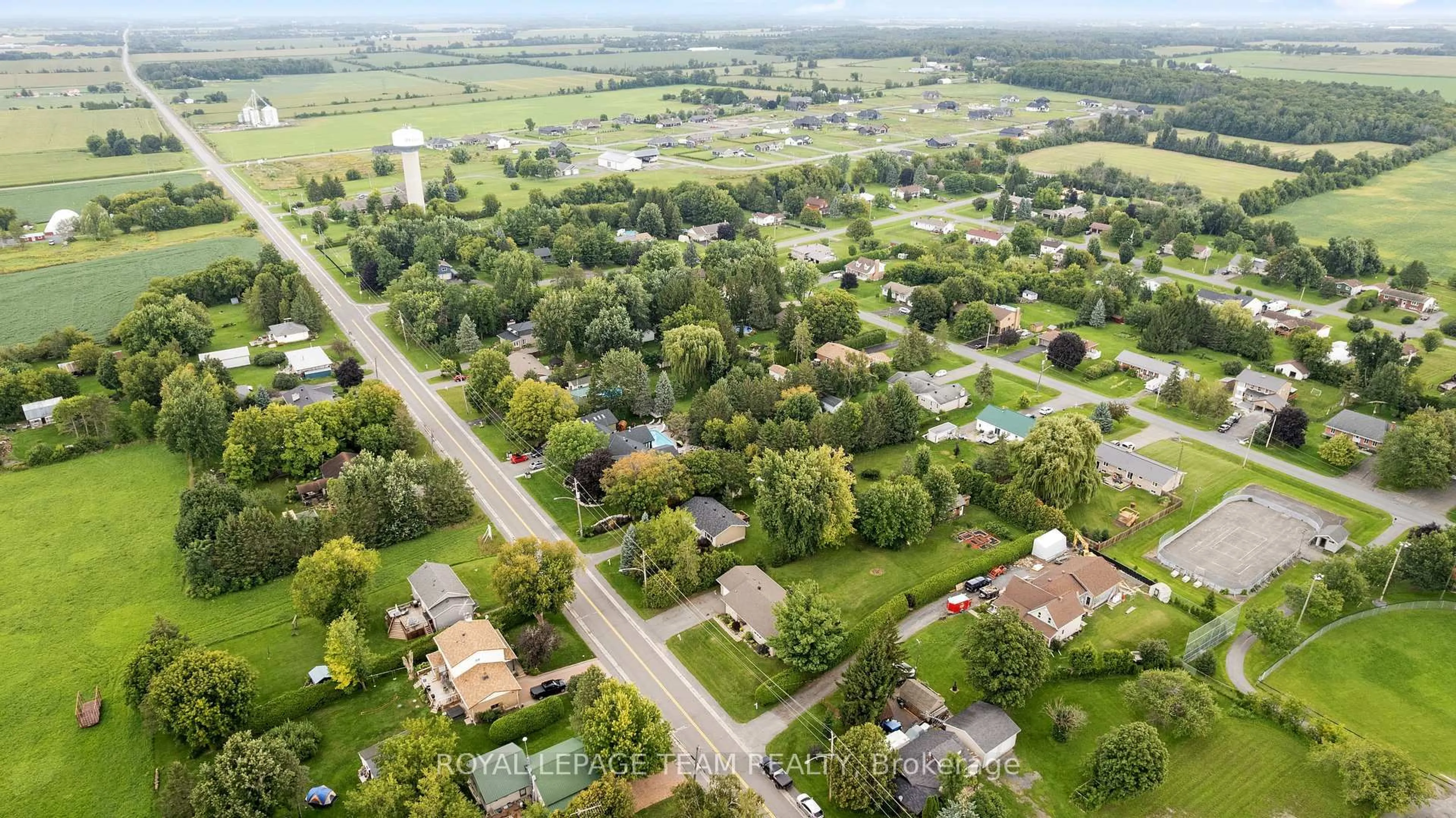 A pic from outside/outdoor area/front of a property/back of a property/a pic from drone, street for 4603 Gregoire Rd, Russell Ontario K4R 1E5