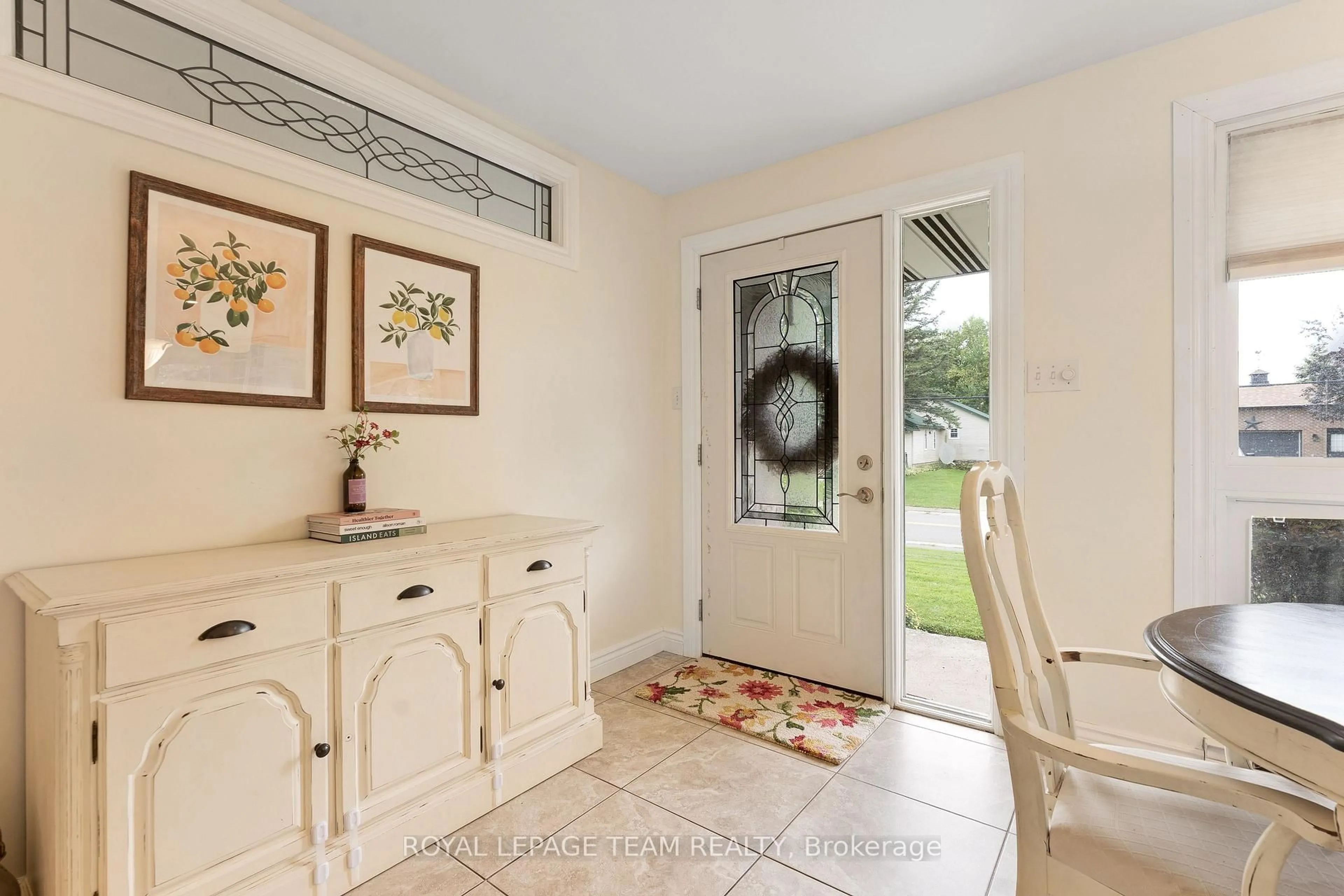 Indoor entryway for 4603 Gregoire Rd, Russell Ontario K4R 1E5