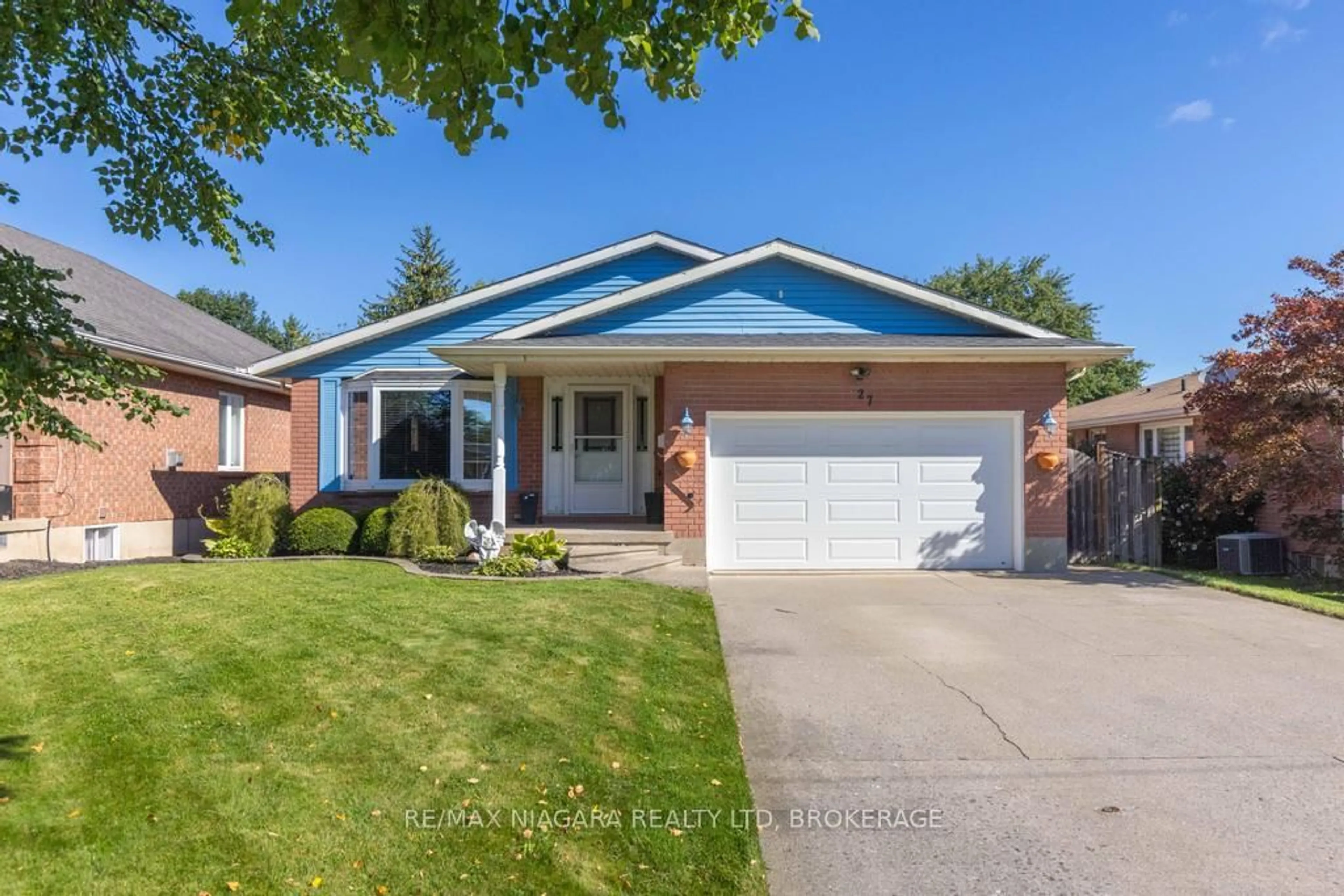 Home with vinyl exterior material, street for 27 Andrea Dr, St. Catharines Ontario L2S 3N7