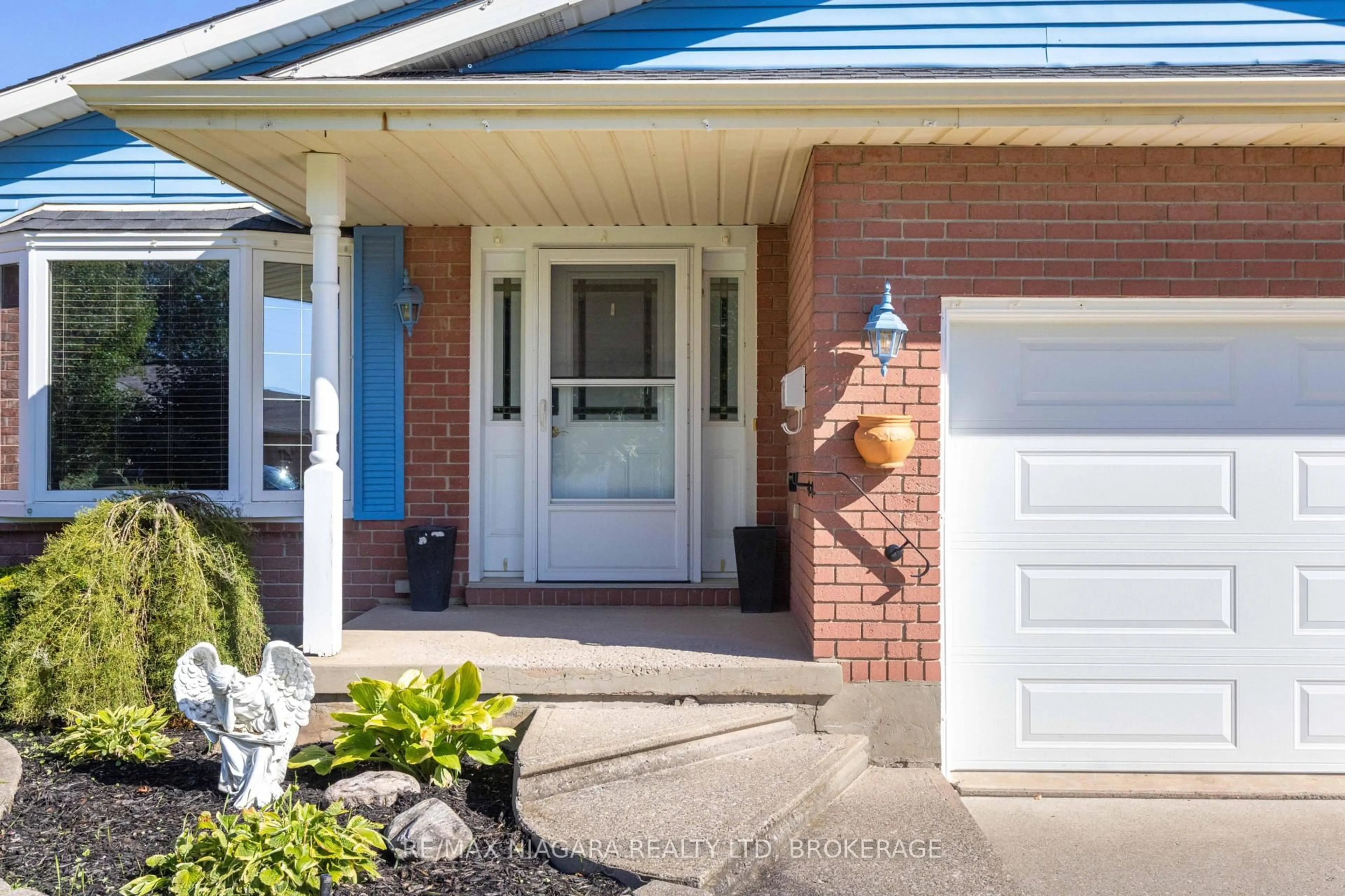 Indoor entryway for 27 Andrea Dr, St. Catharines Ontario L2S 3N7