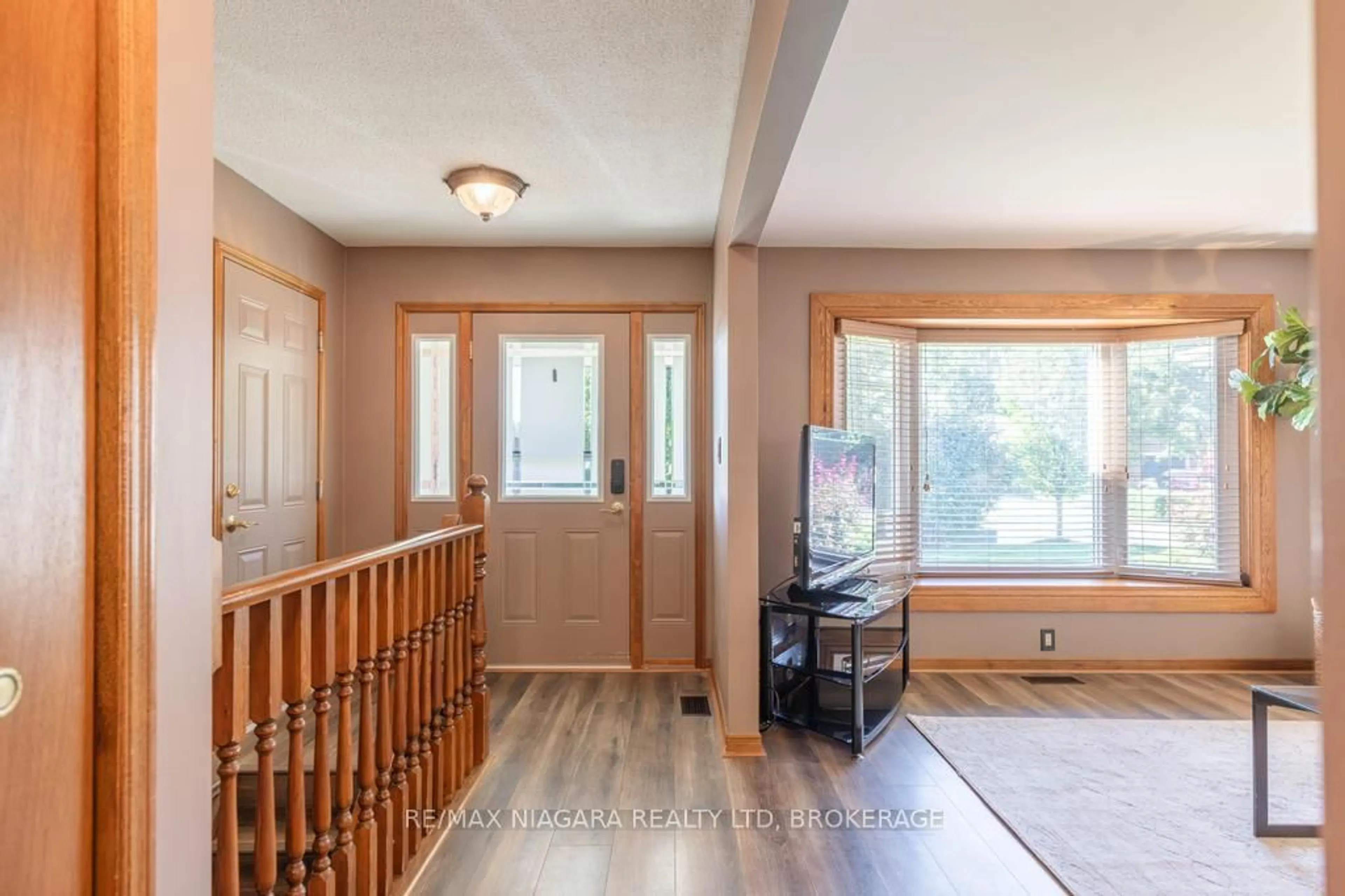 Indoor entryway for 27 Andrea Dr, St. Catharines Ontario L2S 3N7