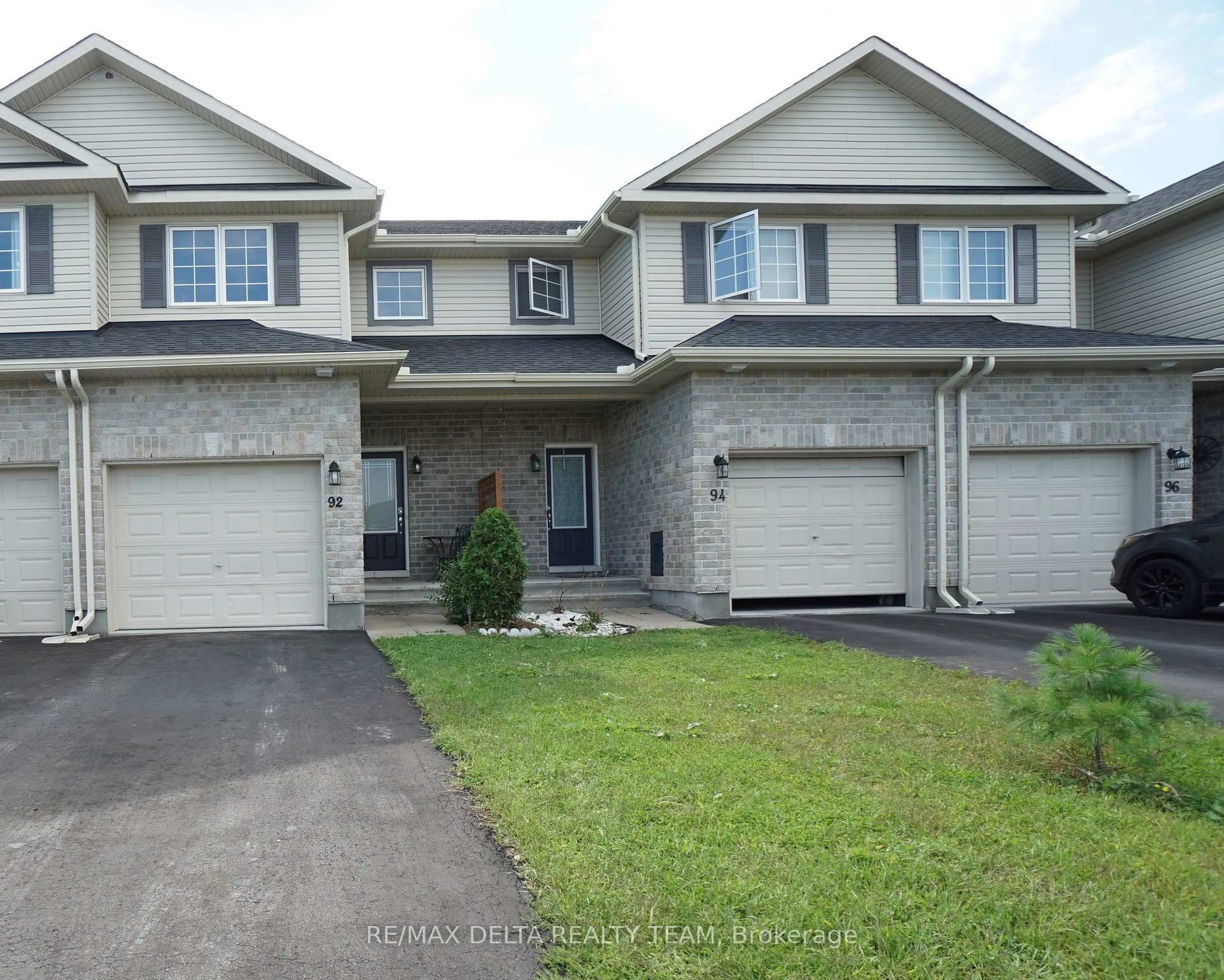 A pic from outside/outdoor area/front of a property/back of a property/a pic from drone, street for 92 Bellwood Dr, Arnprior Ontario K7S 0H7