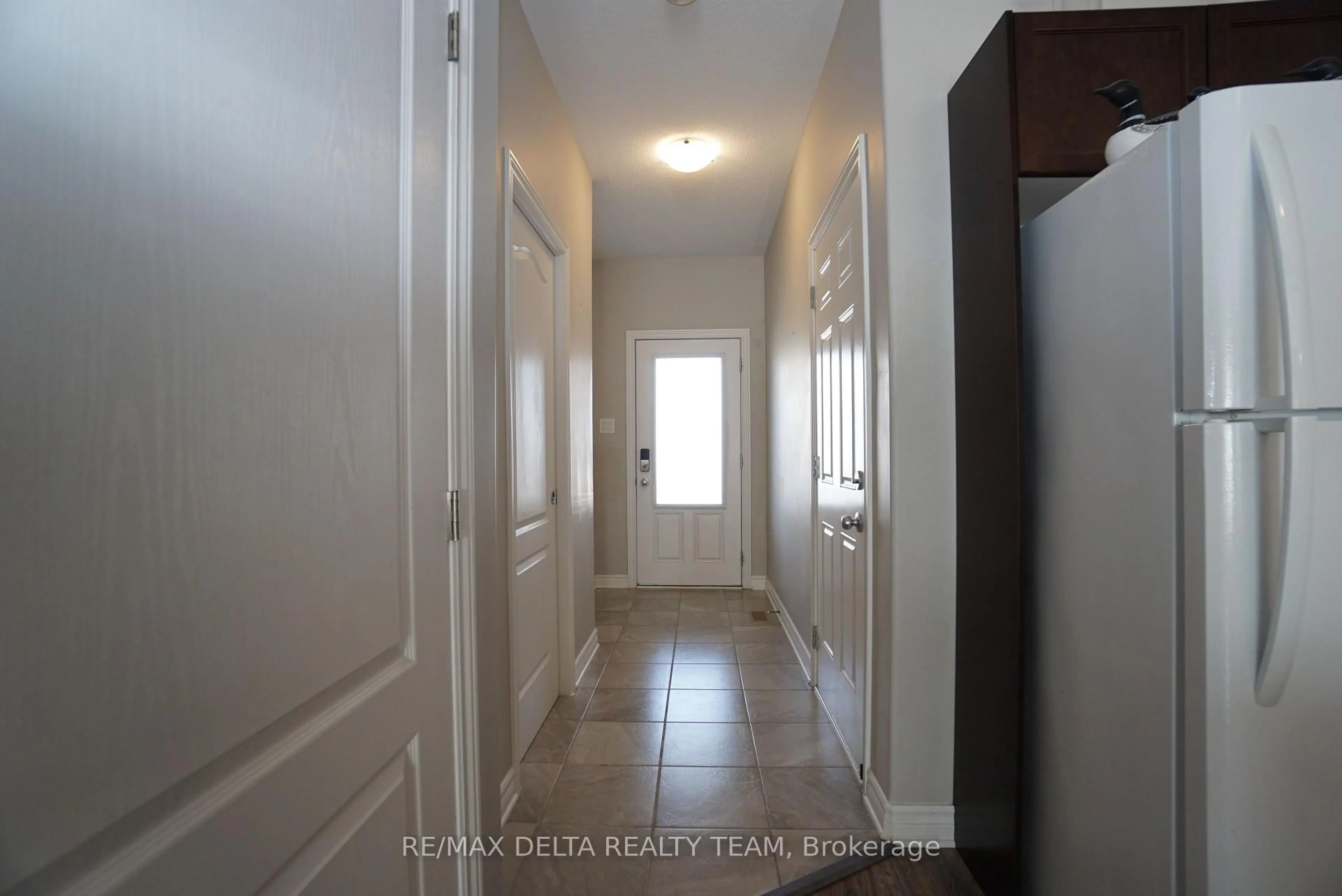Indoor entryway for 92 Bellwood Dr, Arnprior Ontario K7S 0H7