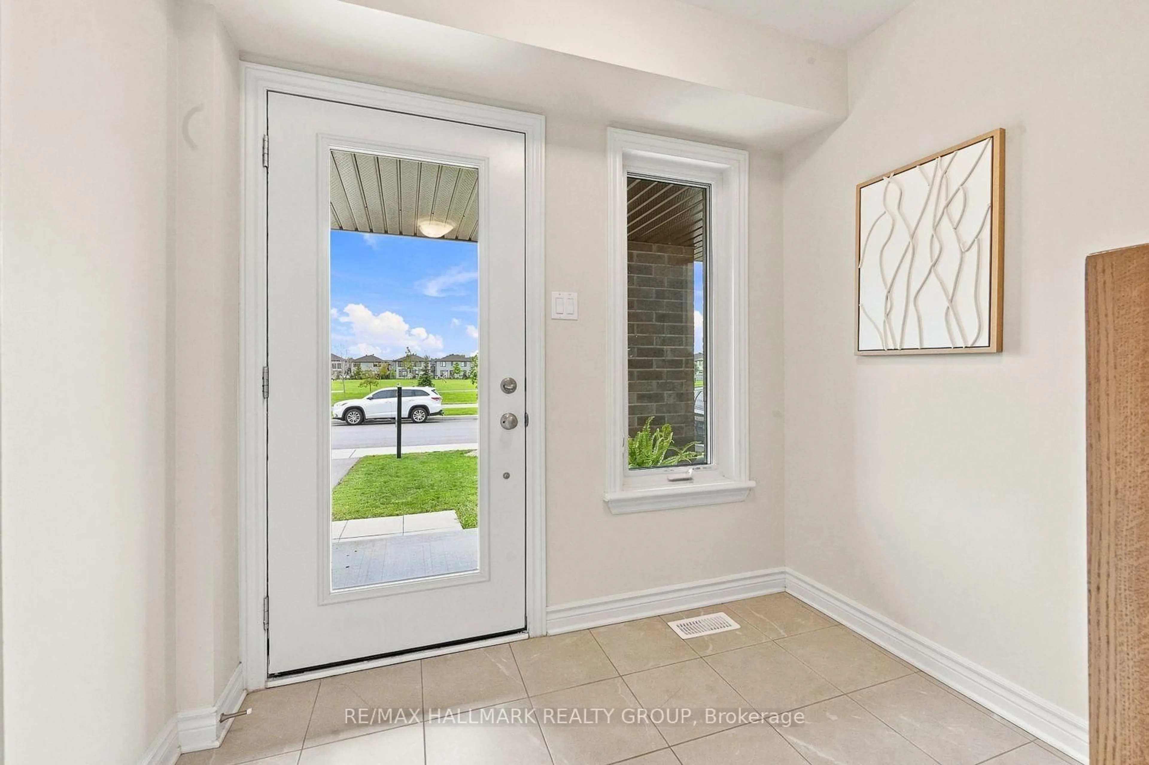 Indoor entryway for 881 Couloir Rd, Ottawa Ontario K1W 0P5