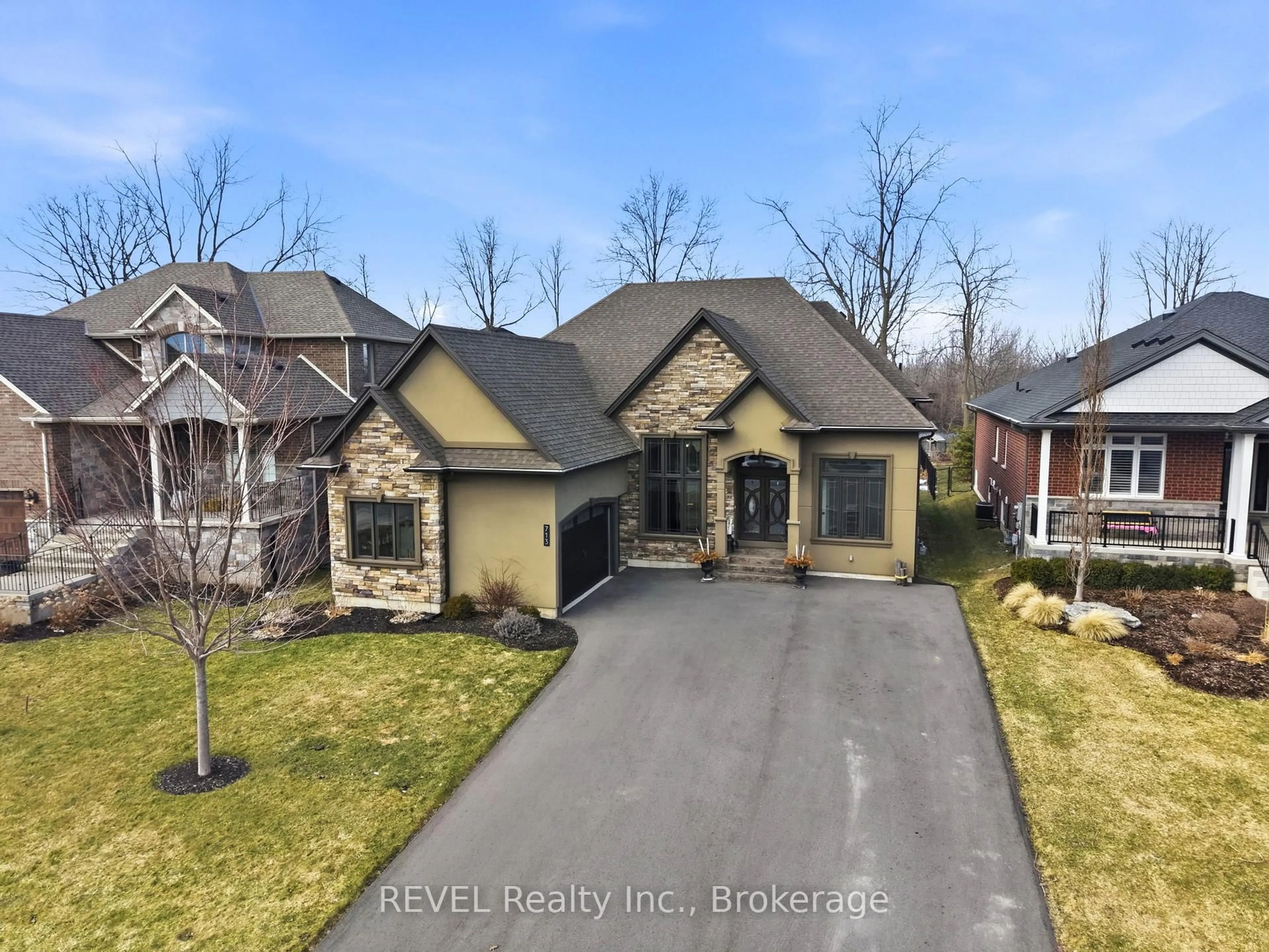 A pic from outside/outdoor area/front of a property/back of a property/a pic from drone, street for 713 Clarence St, Port Colborne Ontario L3K 6B8