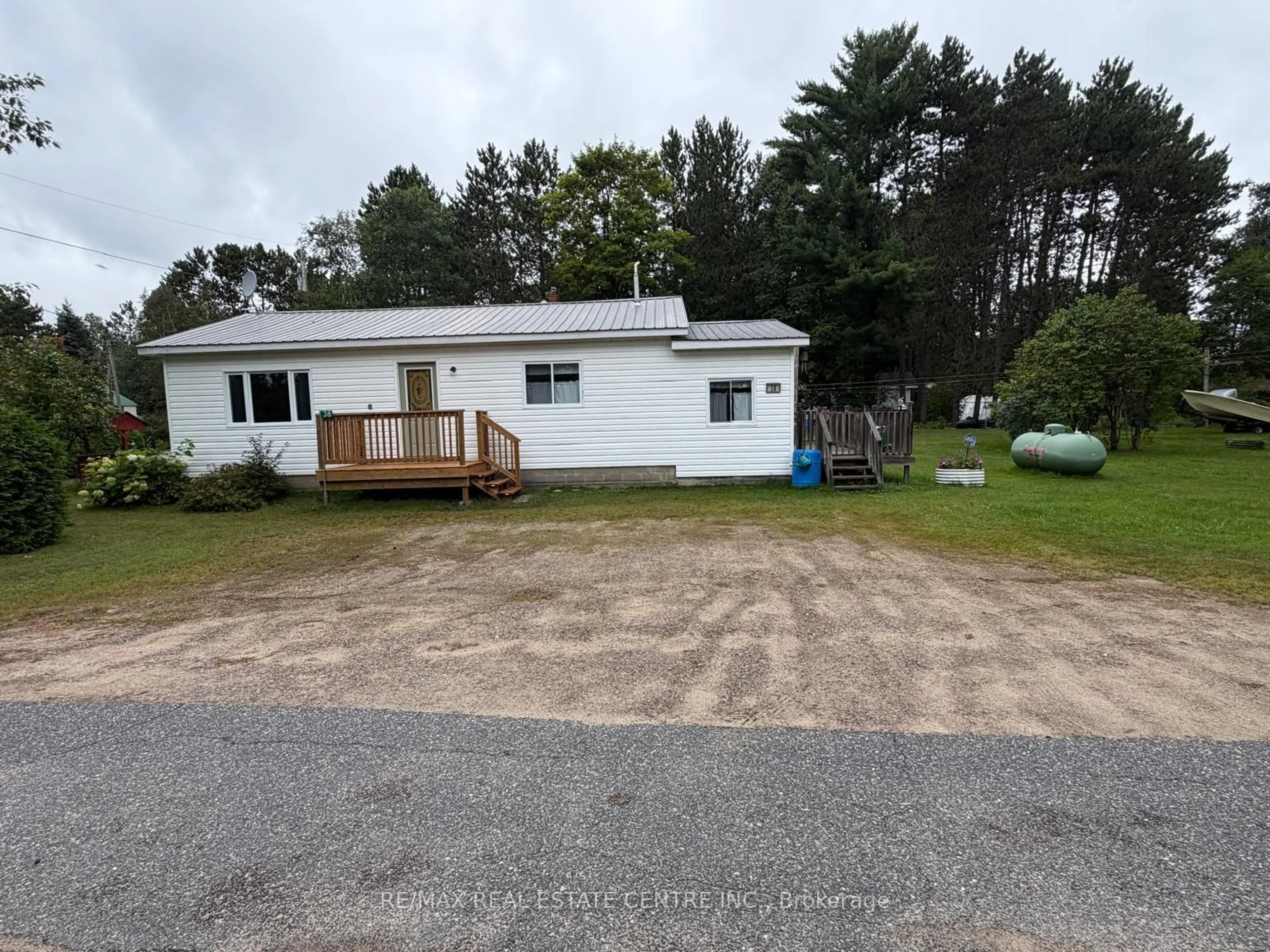A pic from outside/outdoor area/front of a property/back of a property/a pic from drone, unknown for 38 2nd Ave, South Algonquin Ontario K0J 2M0
