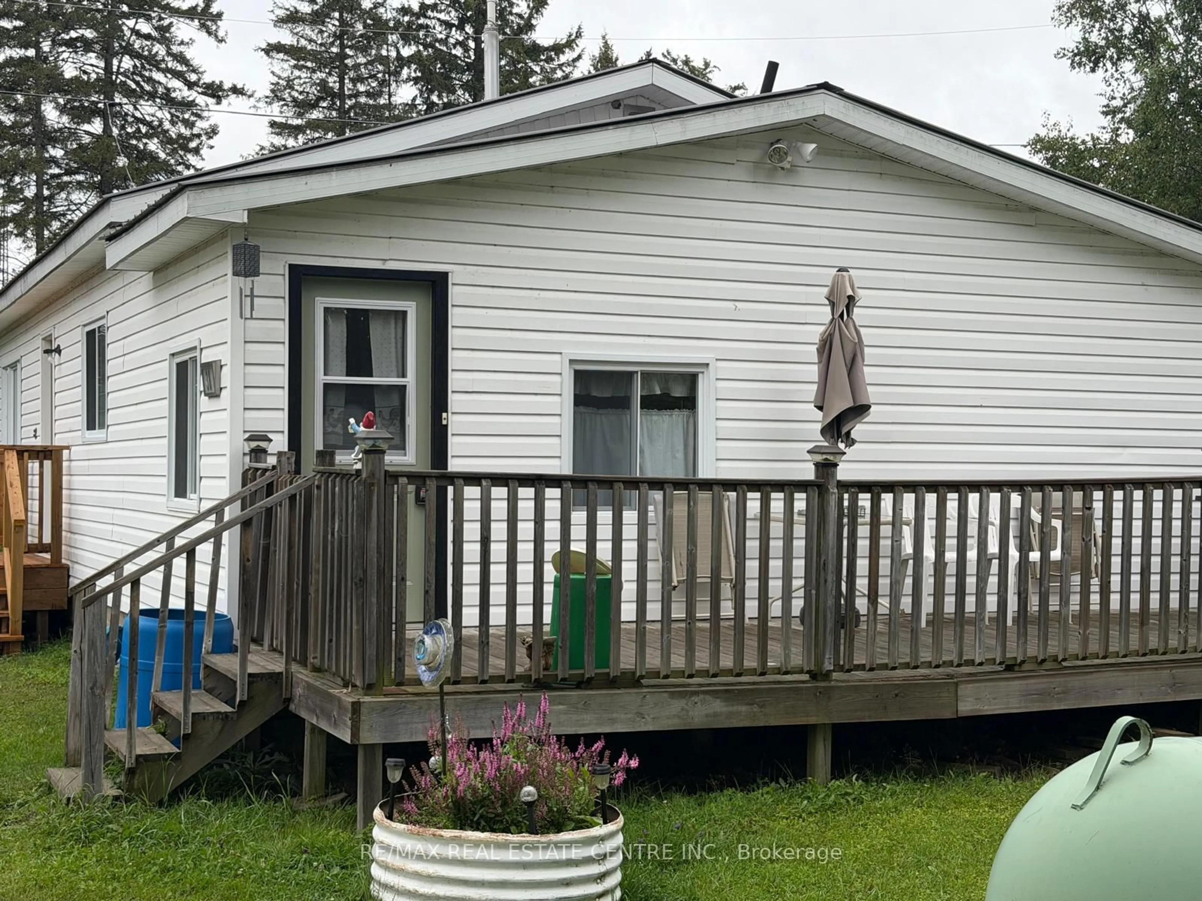 Home with vinyl exterior material, unknown for 38 2nd Ave, South Algonquin Ontario K0J 2M0