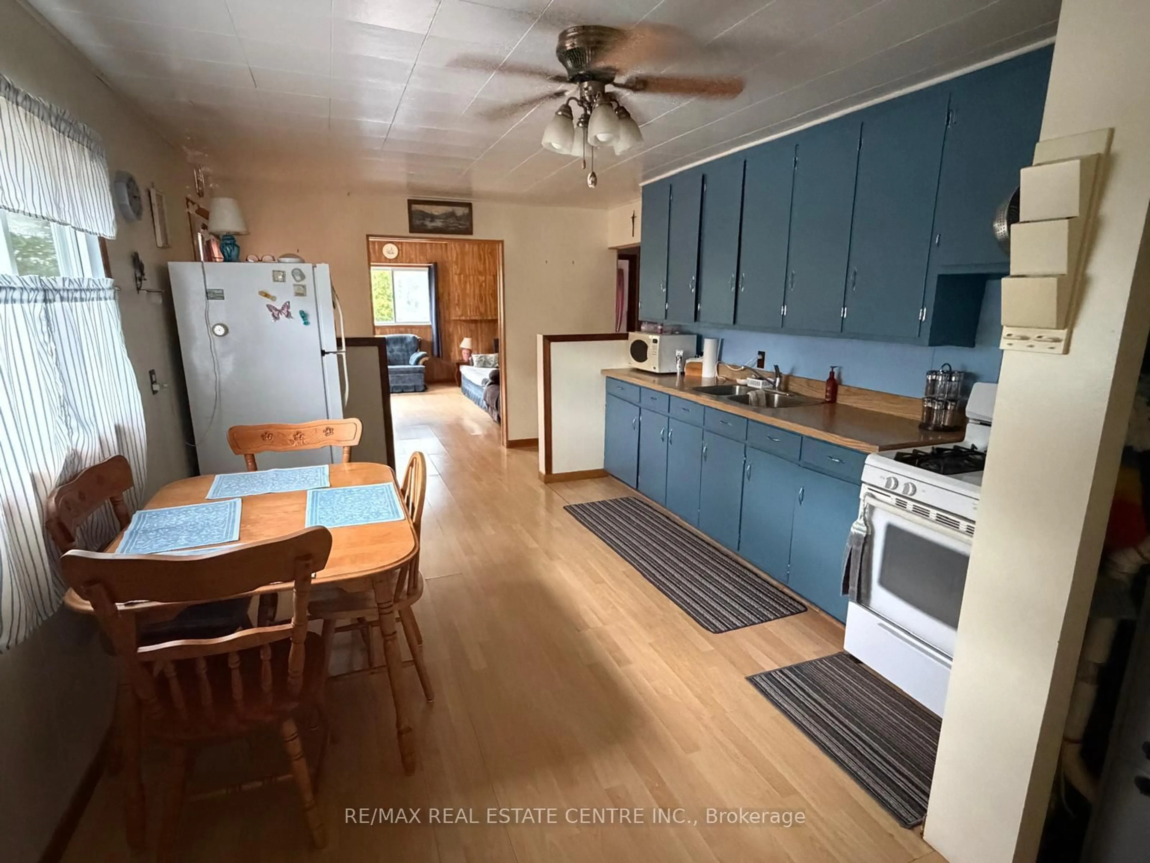 Standard kitchen, unknown for 38 2nd Ave, South Algonquin Ontario K0J 2M0