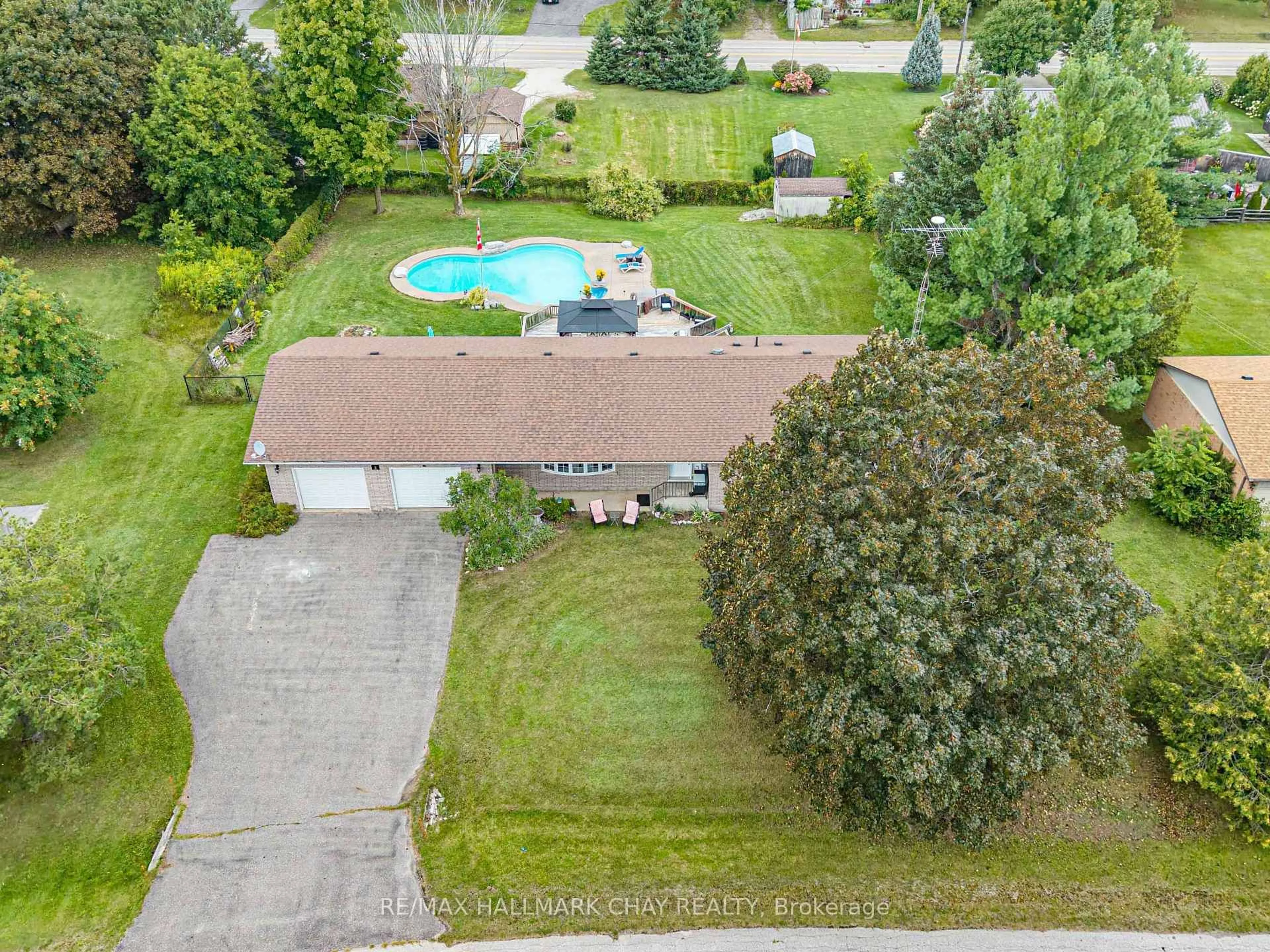 A pic from outside/outdoor area/front of a property/back of a property/a pic from drone, water/lake/river/ocean view for 6 Maes Cres, Mulmur Ontario L0N 1M0