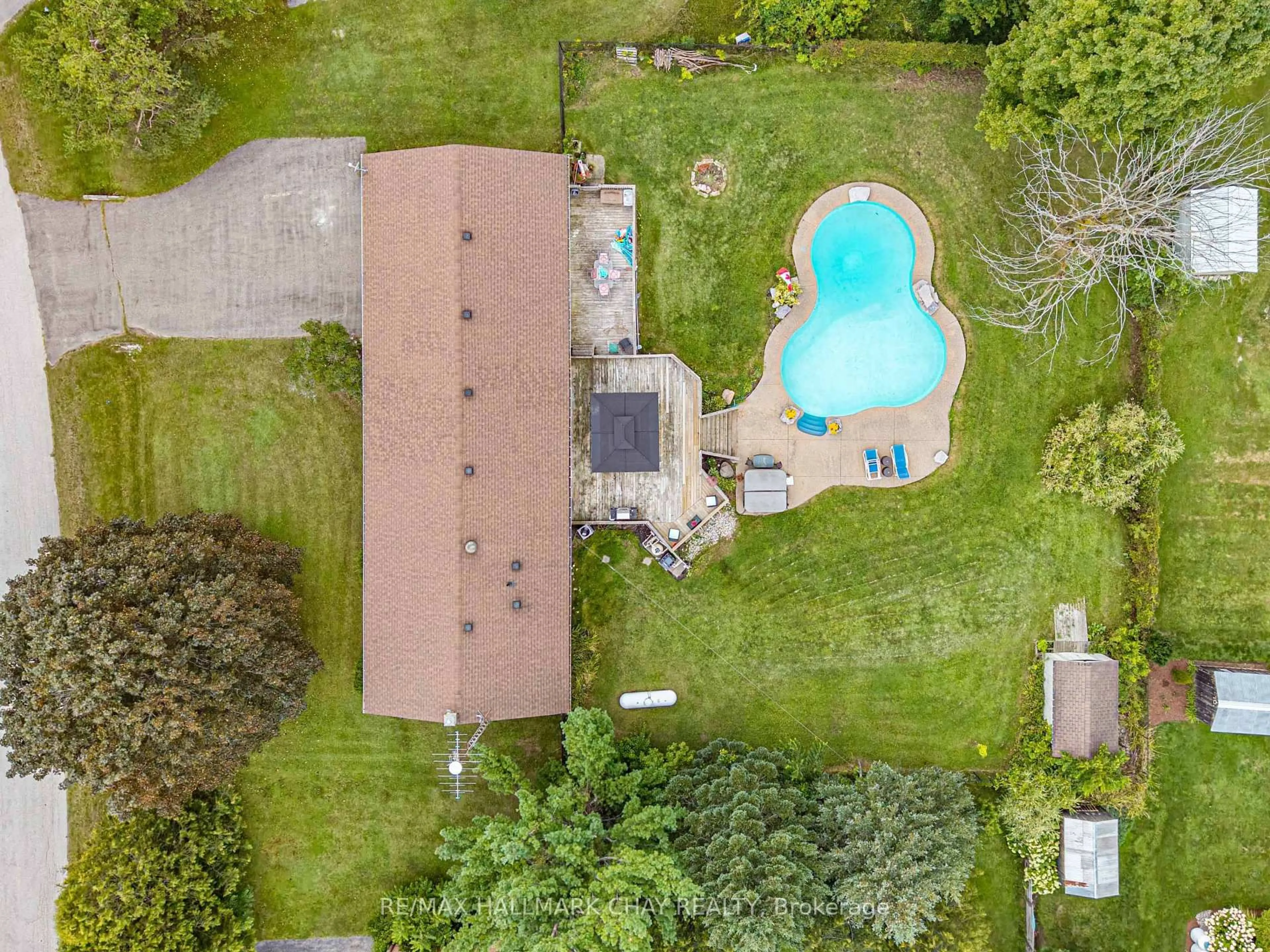 A pic from outside/outdoor area/front of a property/back of a property/a pic from drone, water/lake/river/ocean view for 6 Maes Cres, Mulmur Ontario L0N 1M0