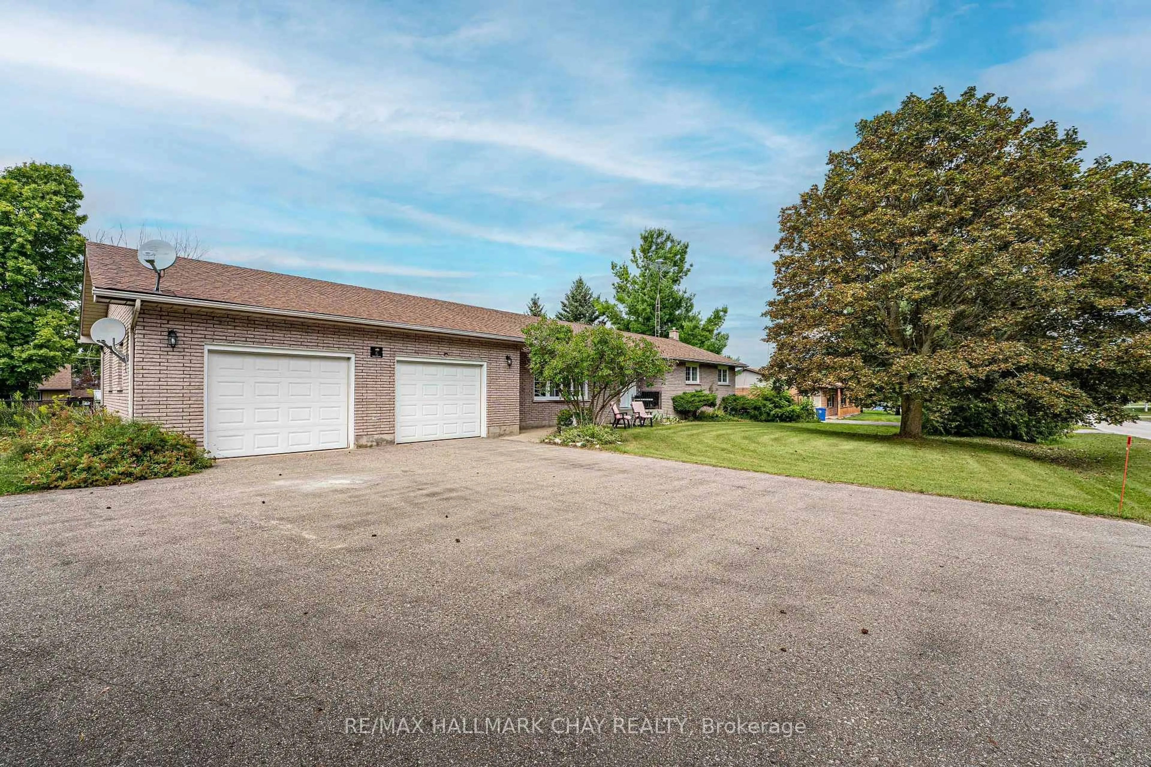 A pic from outside/outdoor area/front of a property/back of a property/a pic from drone, unknown for 6 Maes Cres, Mulmur Ontario L0N 1M0