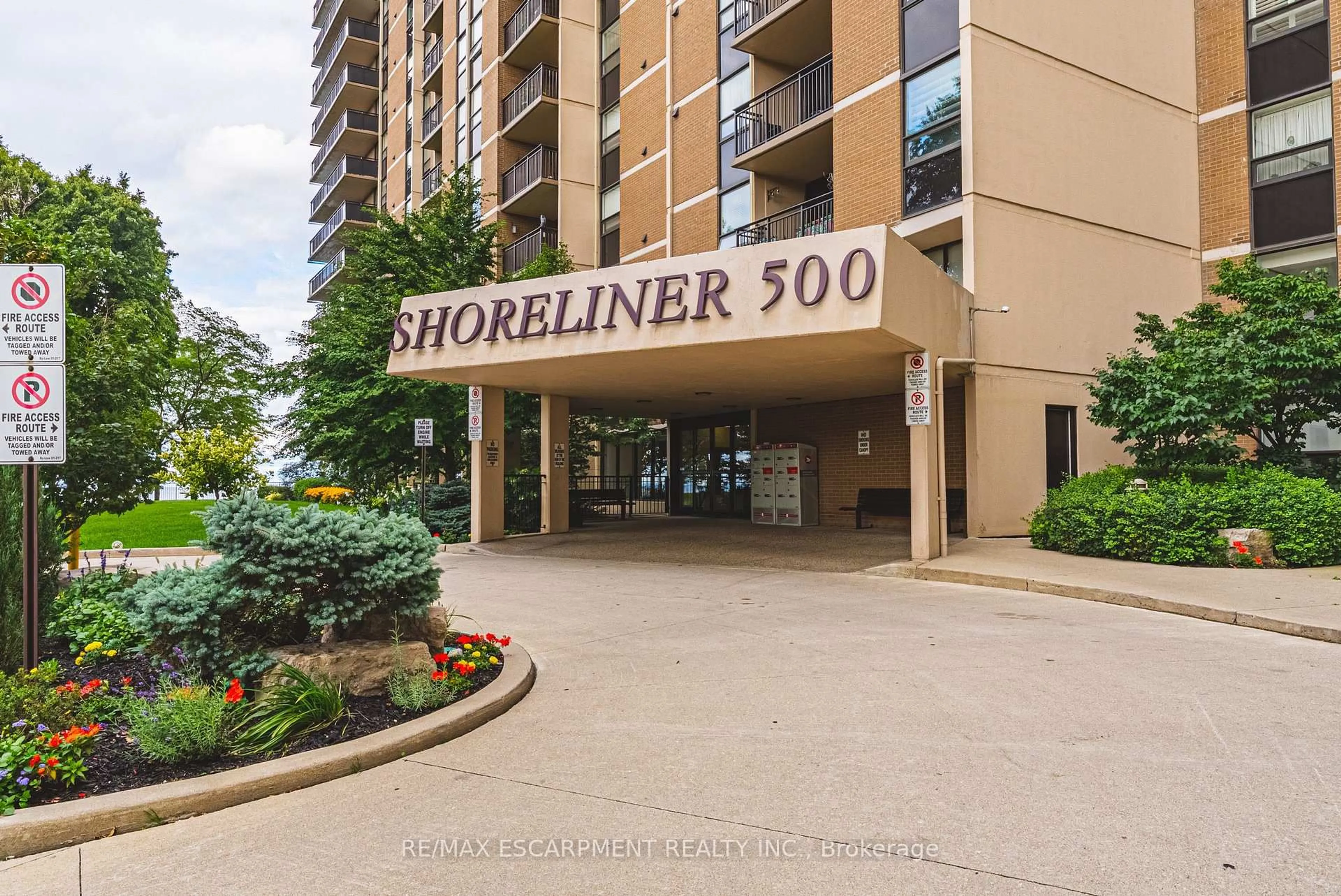 Indoor foyer for 500 GREEN Rd #509, Hamilton Ontario L8E 3M6